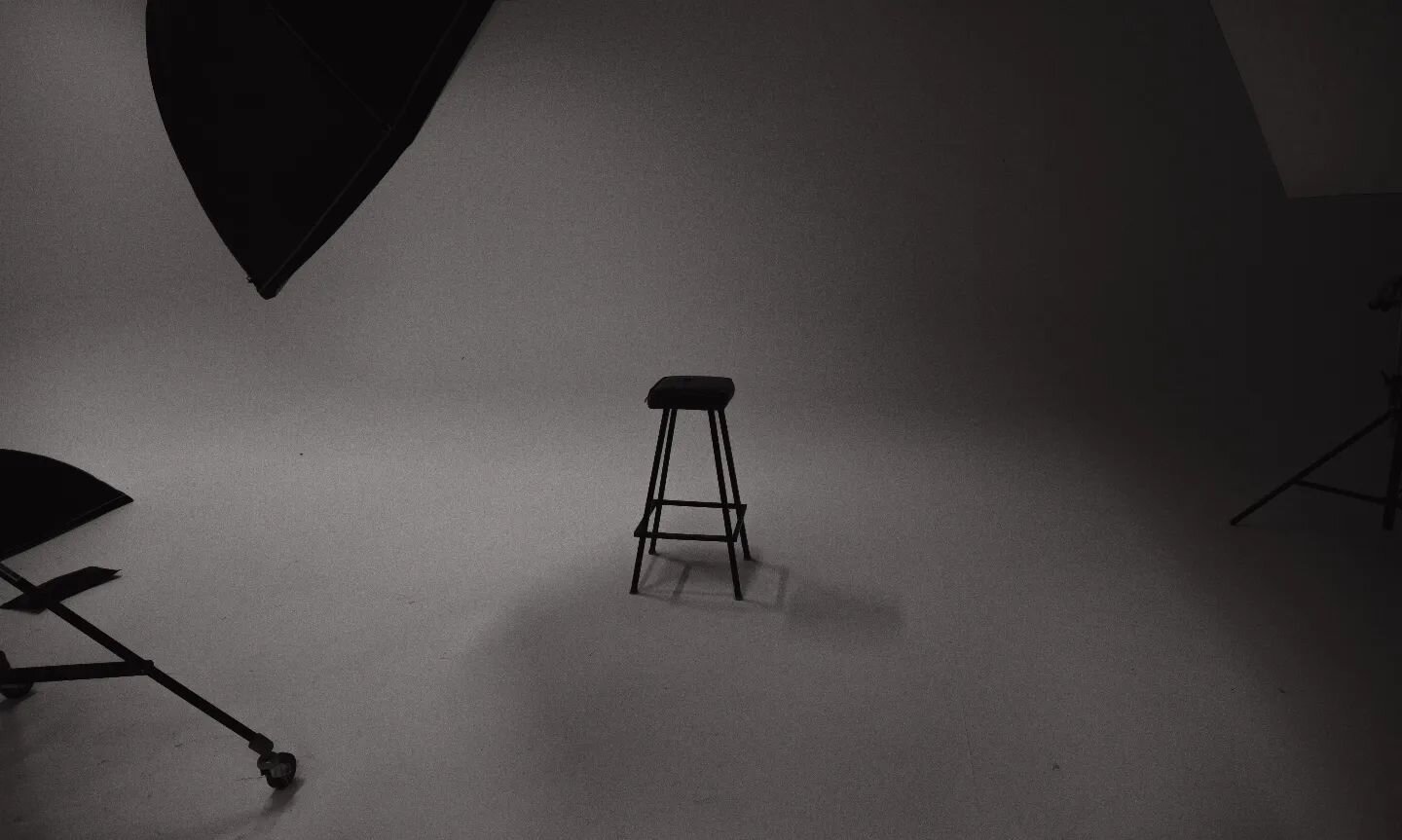 I did a studio shoot a few weeks ago and this test shot was my favourite

#photo #test #stool