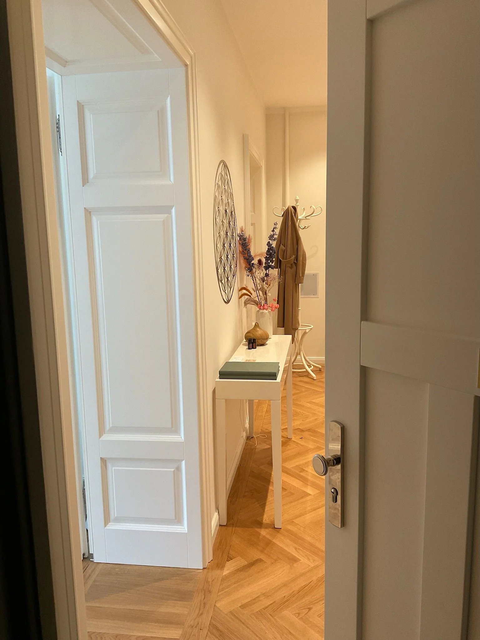 Blick durch die Eingangstür in den Wartebereich der Praxis