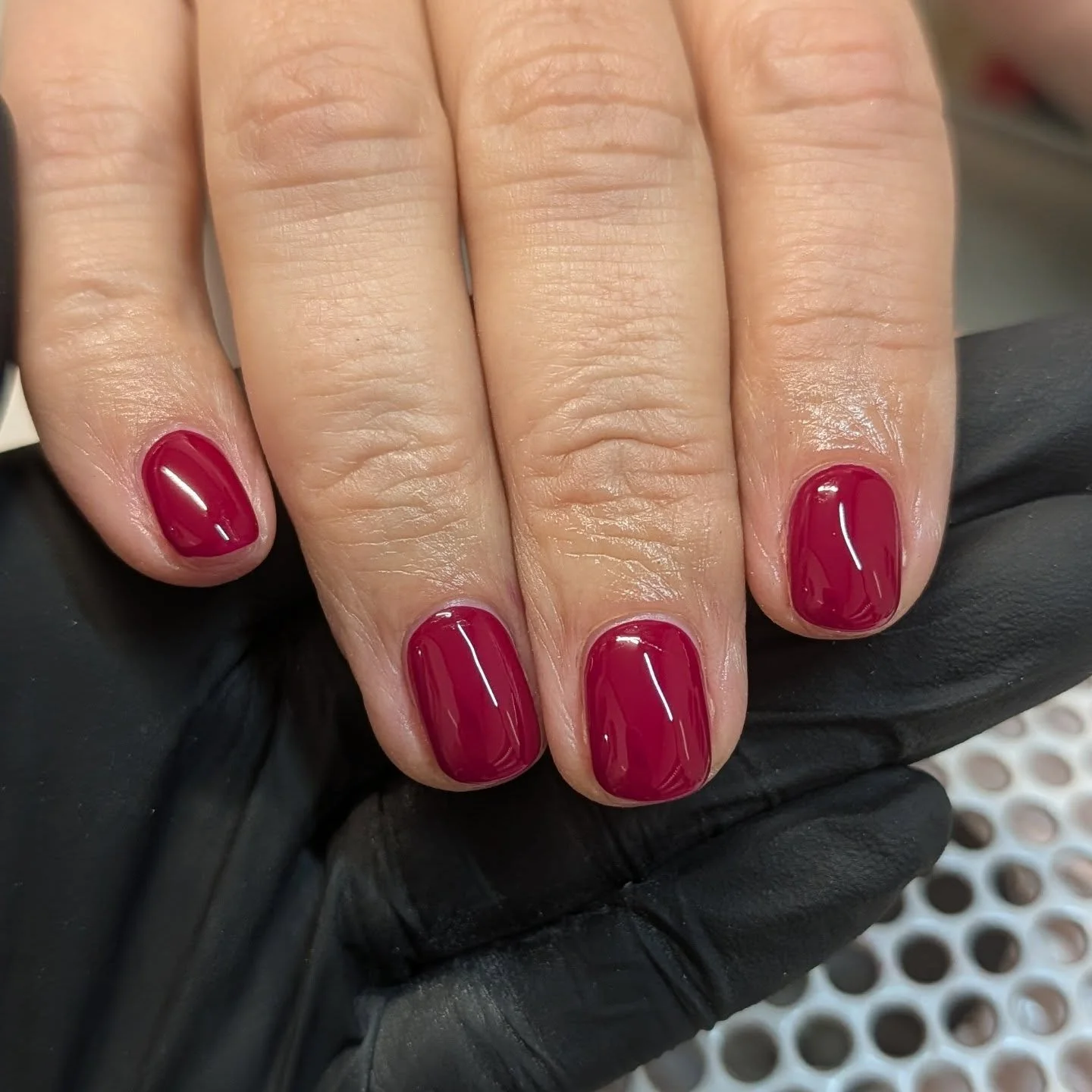 A simple classic red *chefs kiss* 

This colour must be one of the most popular reds at my desk, @the_gelbottle_inc Couture, finished with @cuticleco 

#classicrednails #rednails #gelpolish #nailtech #nailsalon