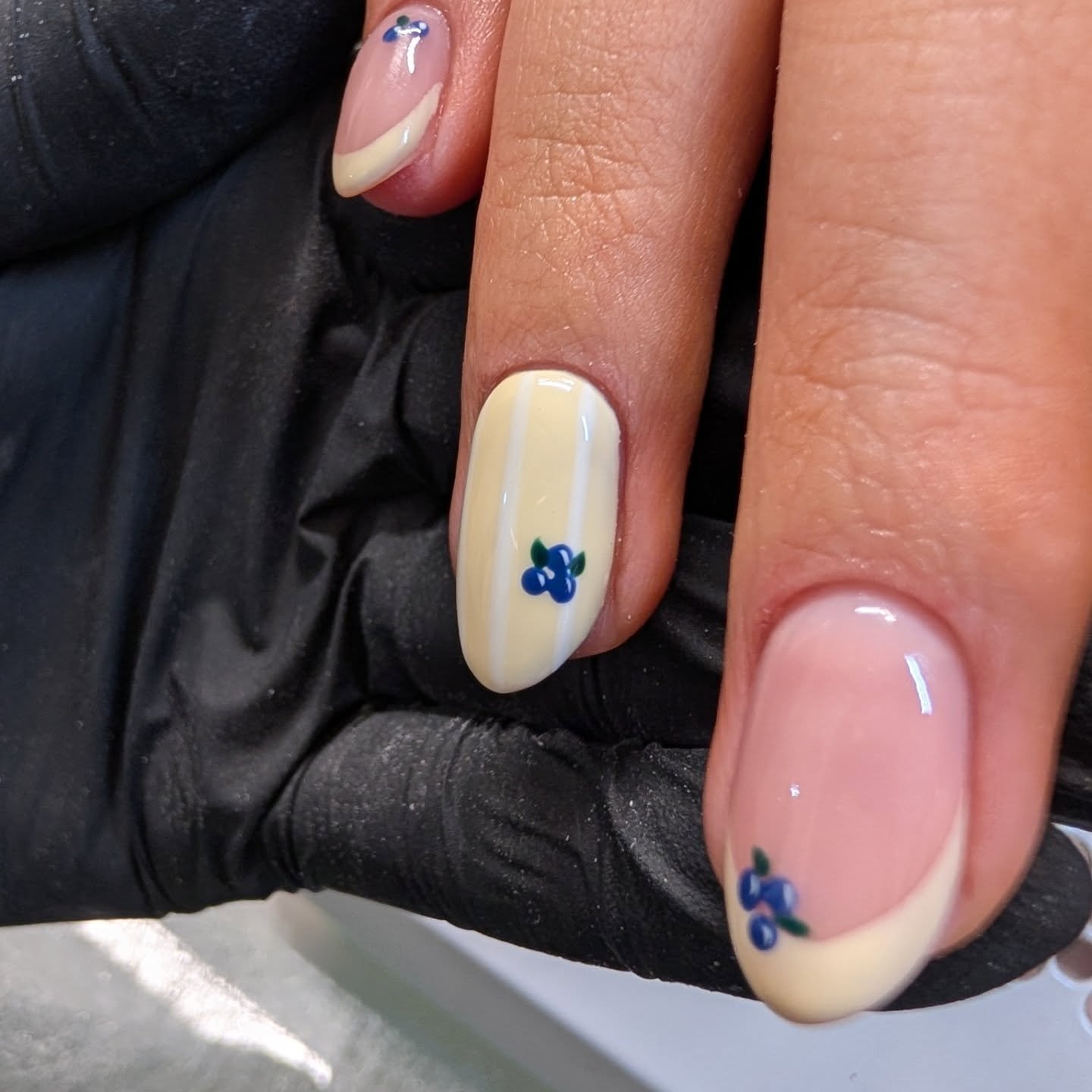 The cutest blueberry nails 🫐 💛 

#blueberrynails #springnails #spring #nailtech #cutenails