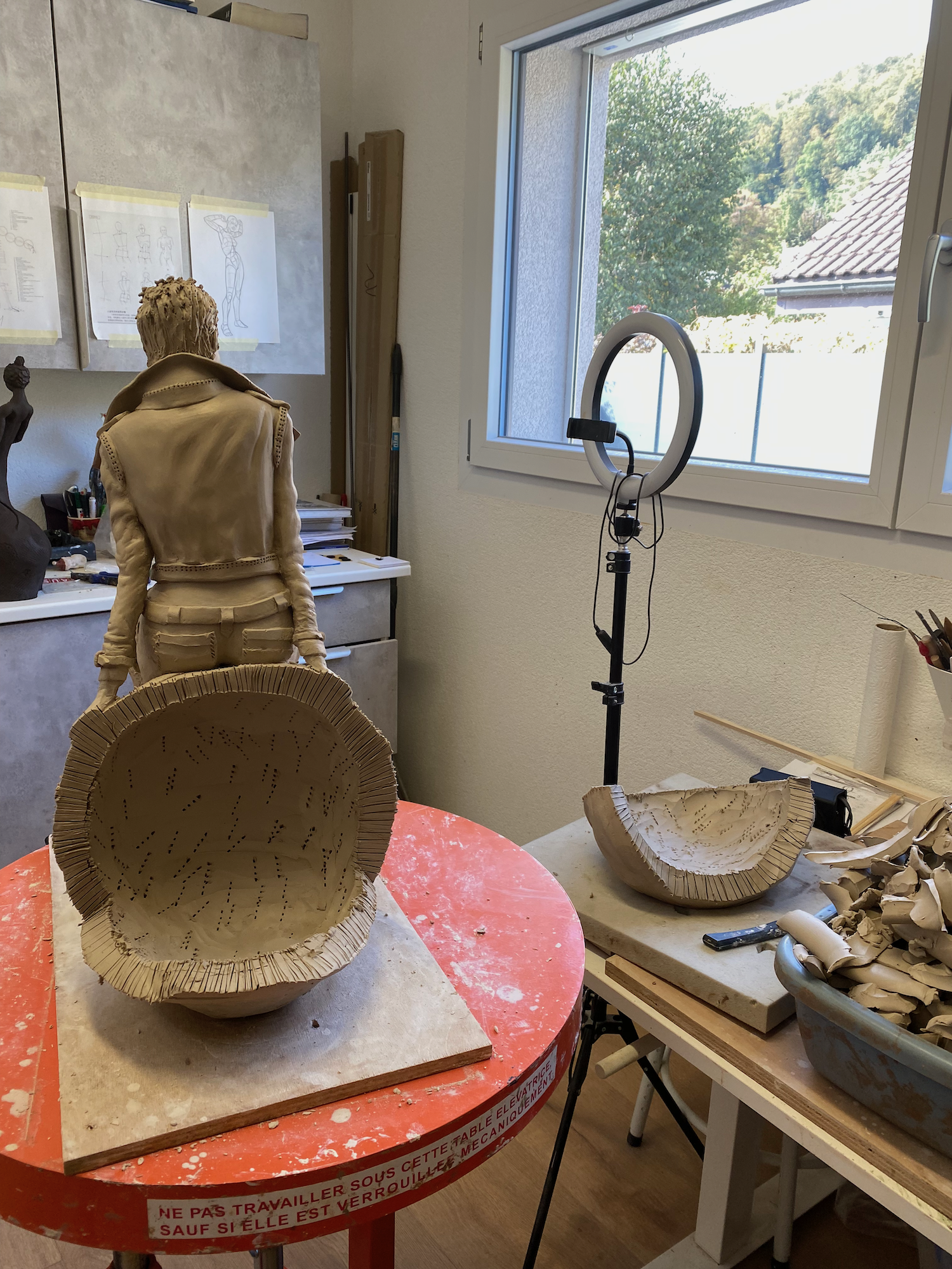 La sculpture est presque terminée : je peux enfin évider la boule sans risque d’effondrement.