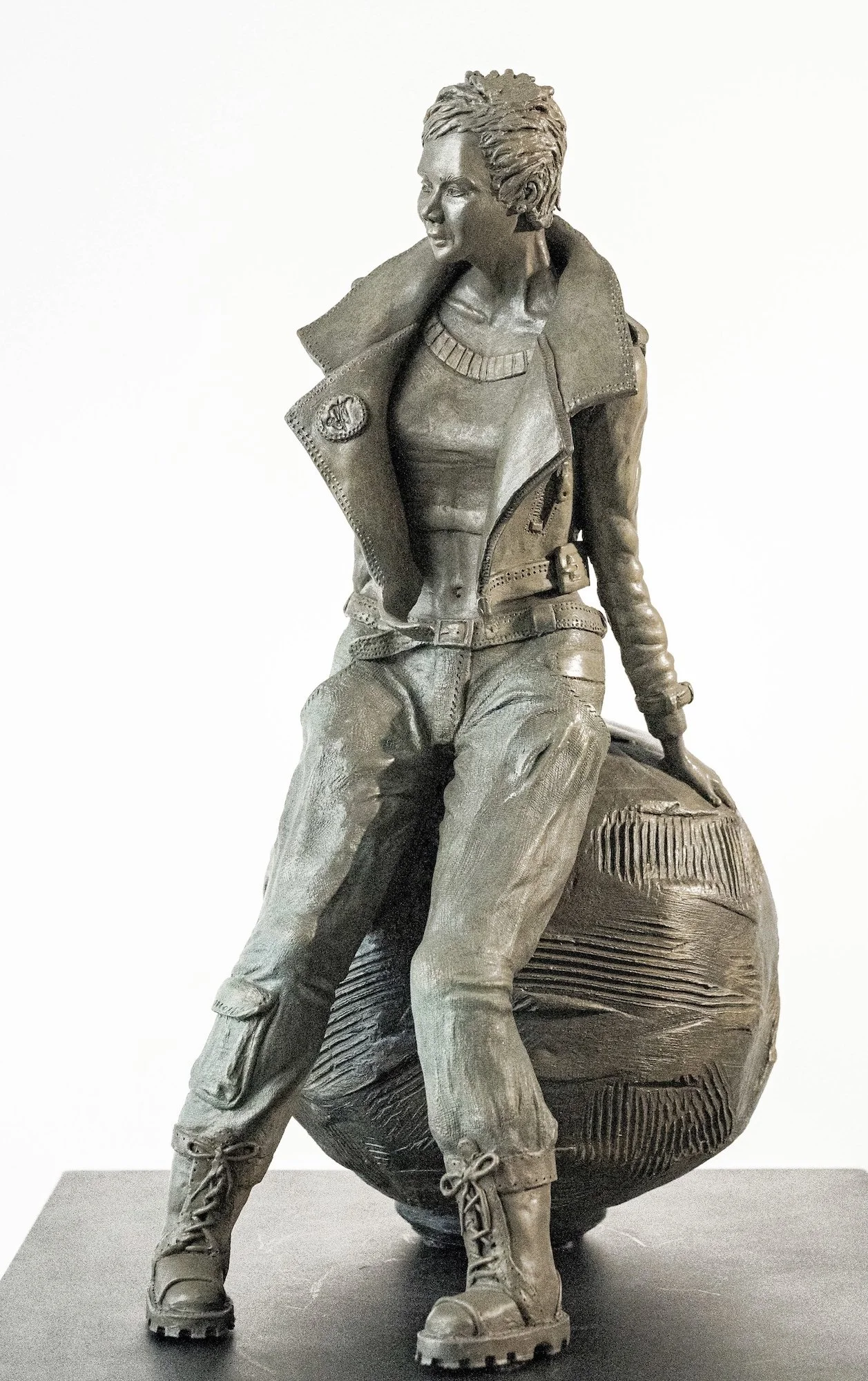 Sculpture Sculpture Anita de Nervaud Douce Rebelle en grès vitrifié représentant une personne assise sur une sphère texturée.