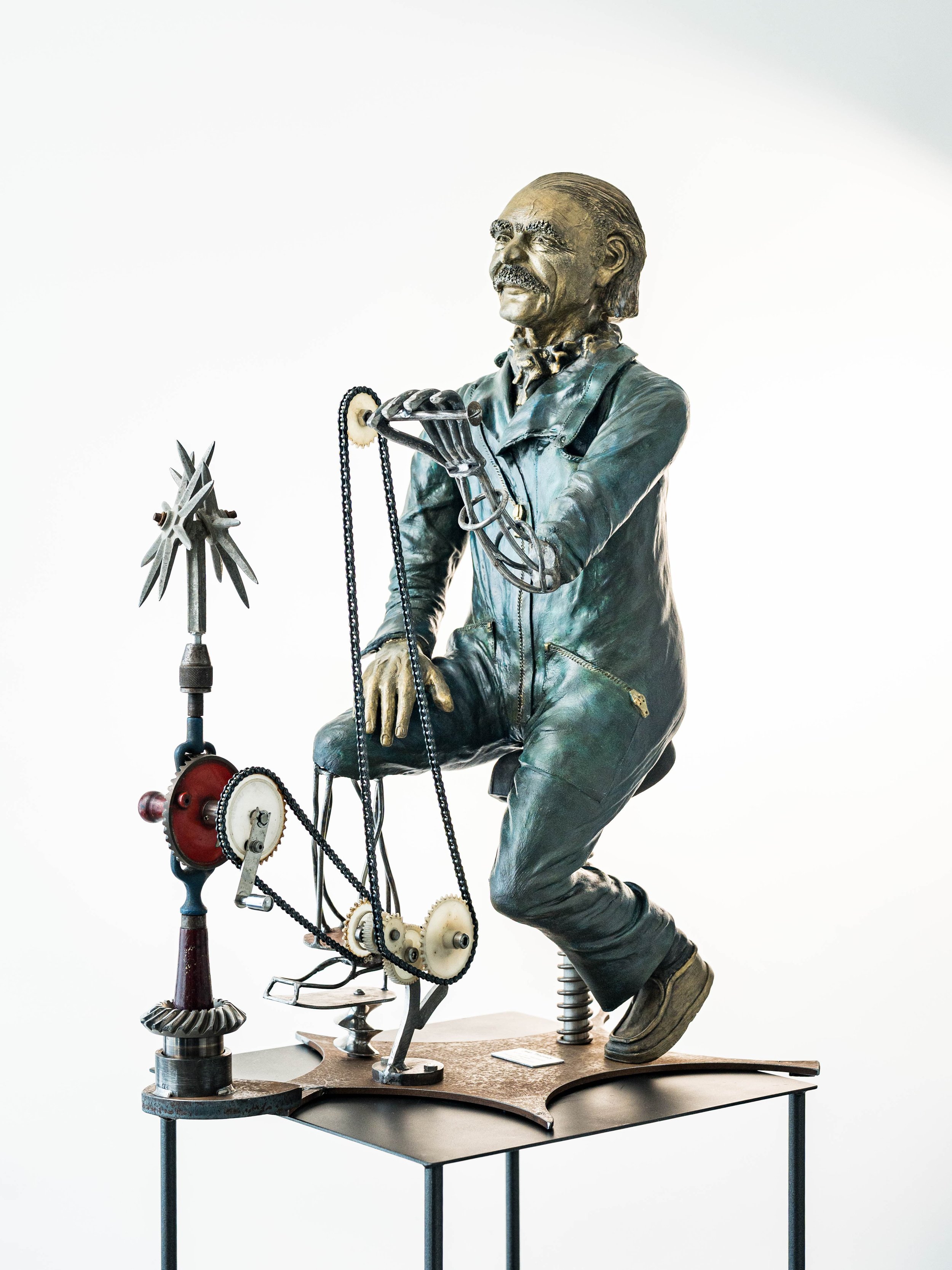 Satisfaction, sculpture Jean Tinguely vue de profil, création d’Anita de Nervaud.