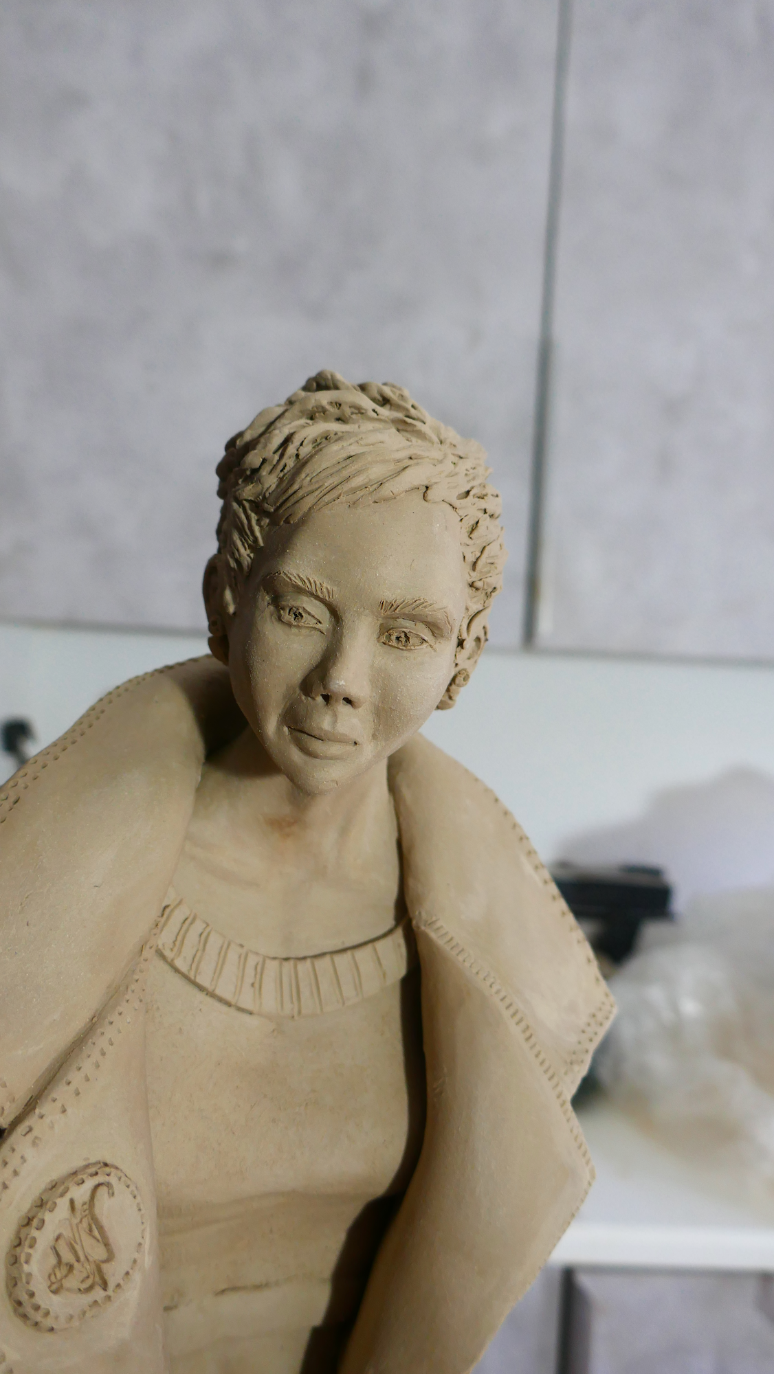 Dernières finitions du visage et des cheveux.