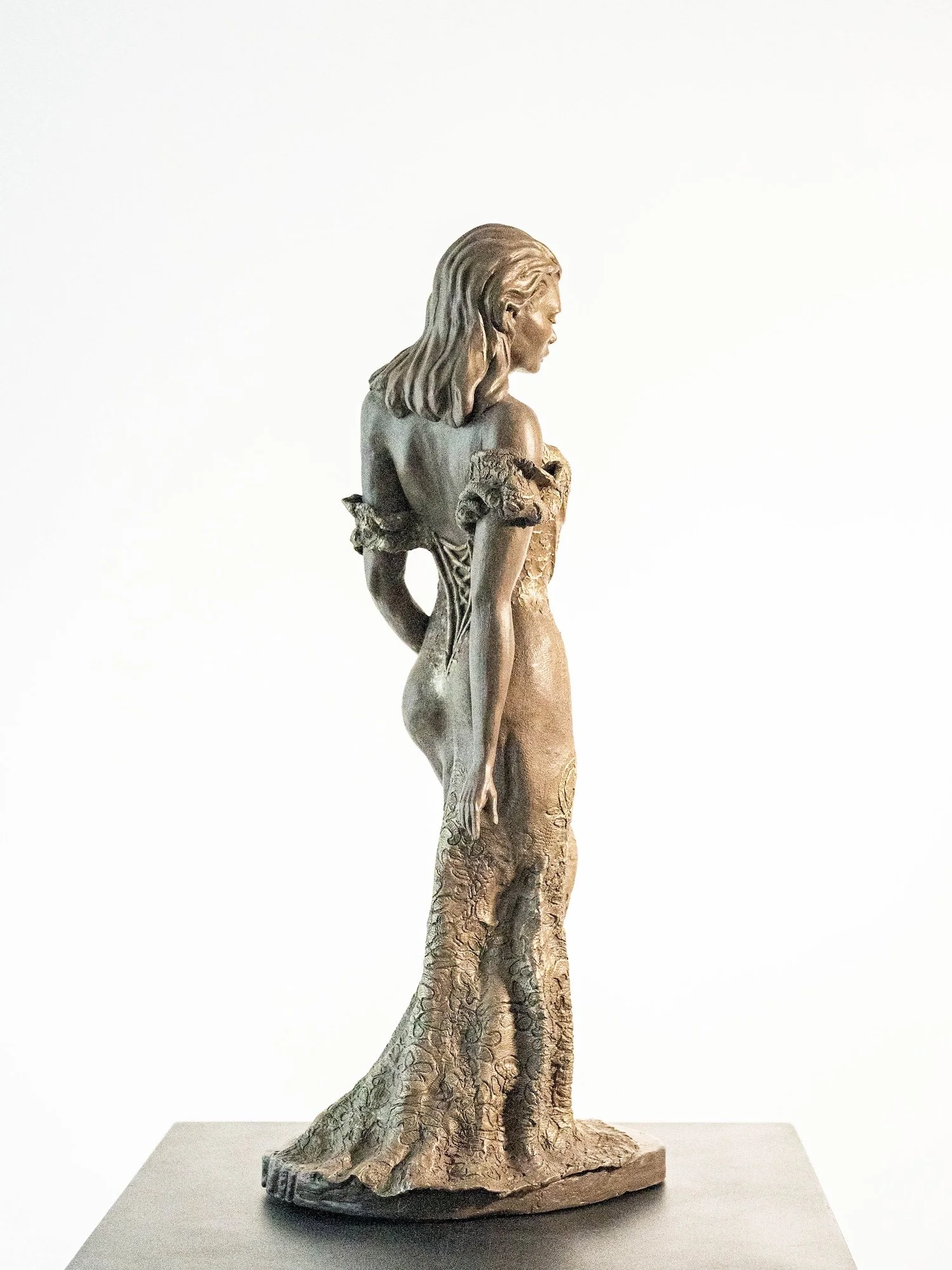 Sculpture Anita de Nervaud Grace en grès vitrifié représentant une personne vue de dos, avec une robe en dentelle très travaillée.