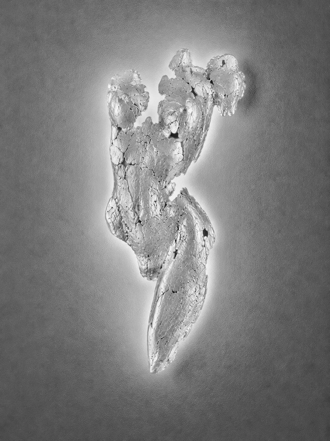 sculpture applique mural éclairée en étain