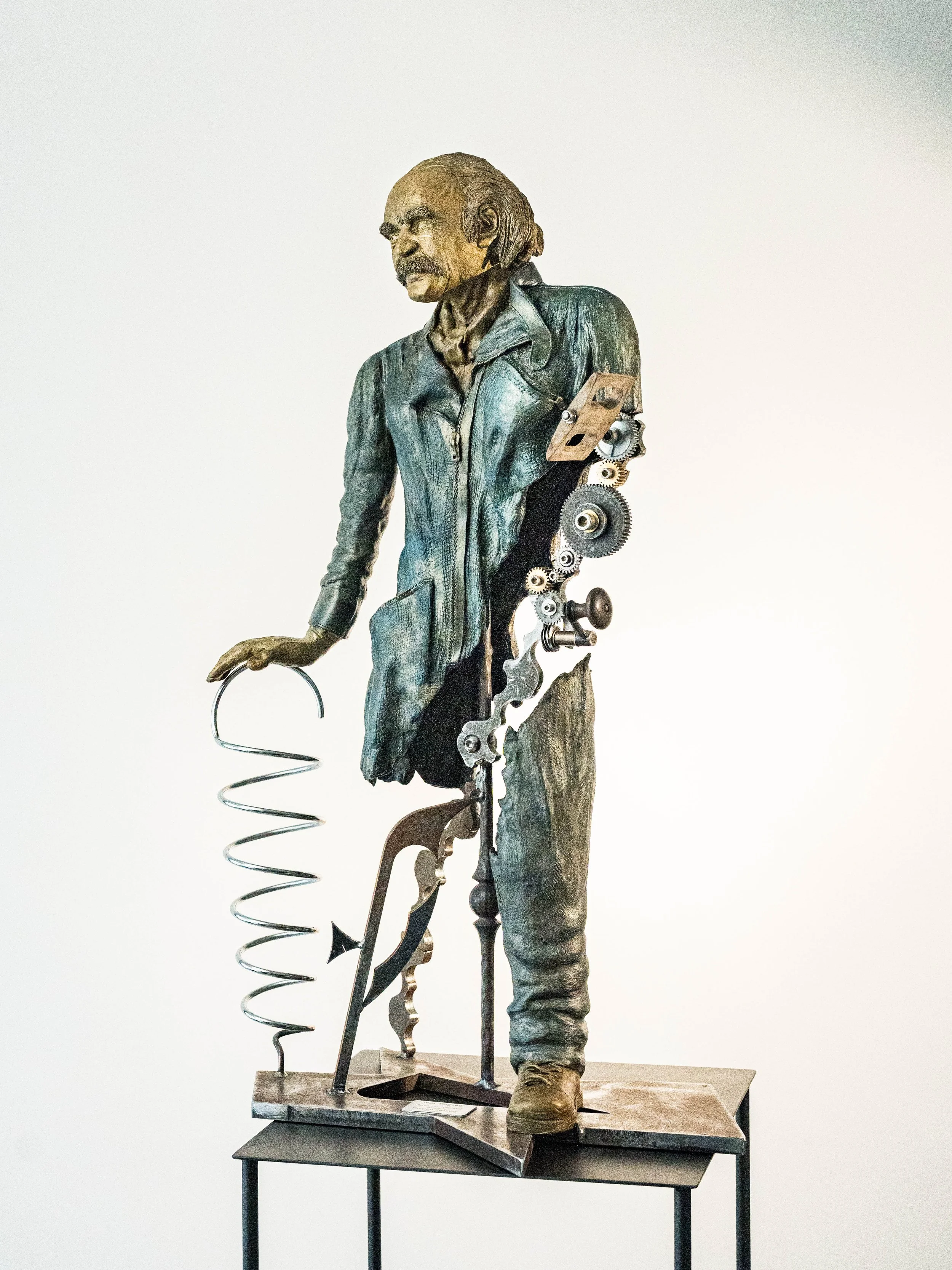 Réflexion, Sculpture de Jean Tinguely vue de profil, création d’Anita de Nervaud.