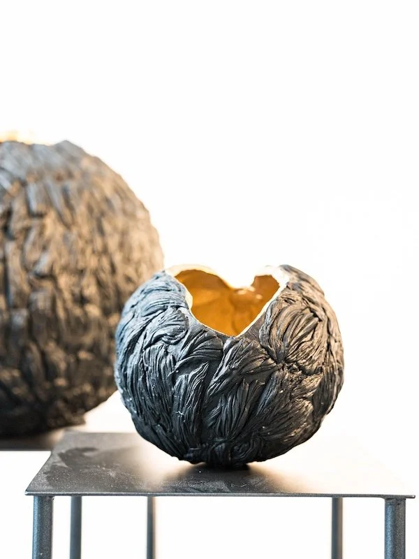 Boule grès vitrifié noir et or