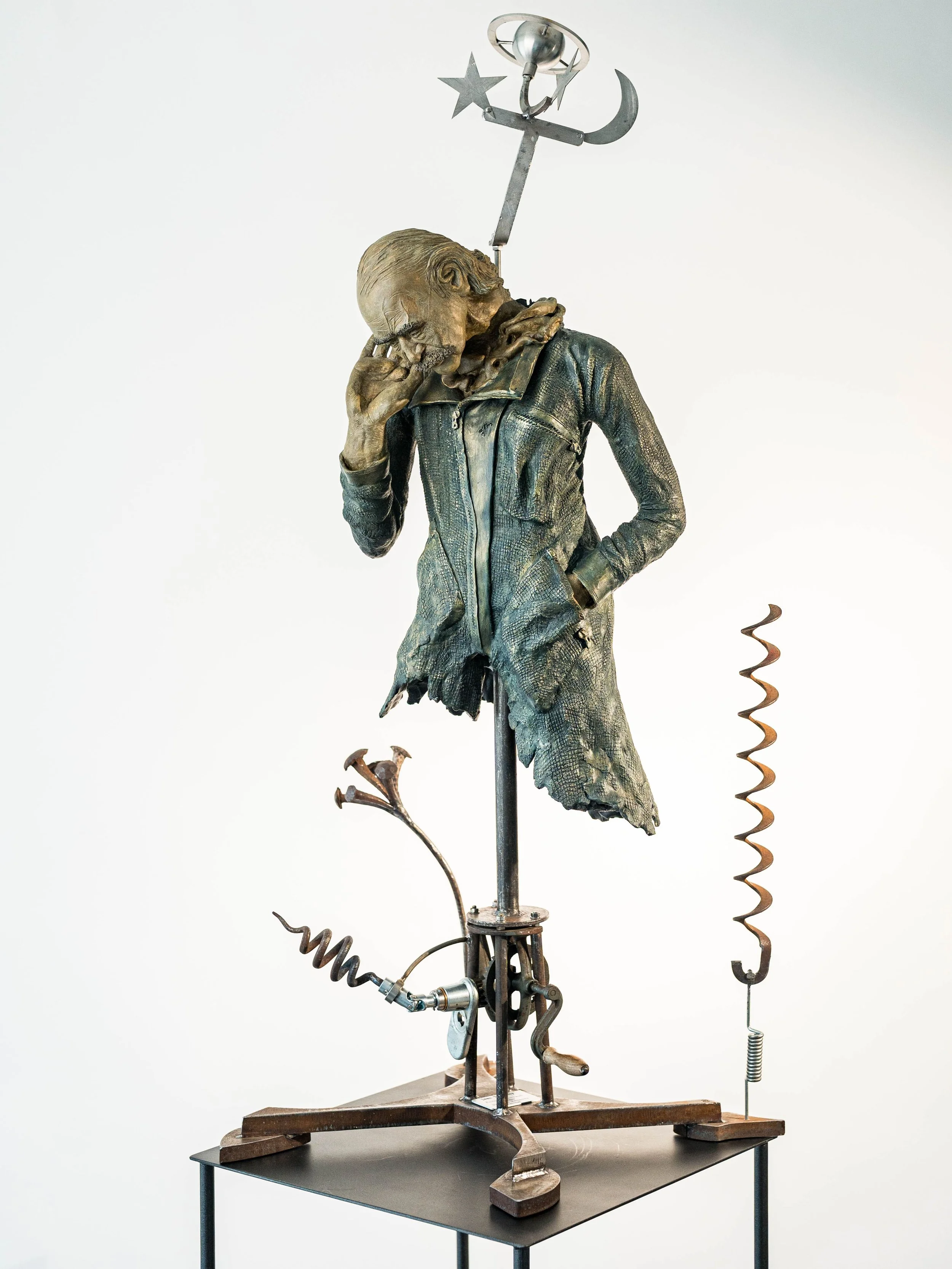 Détail des éléments métalliques de Casse tête, sculpture inspirée de Jean Tinguely.