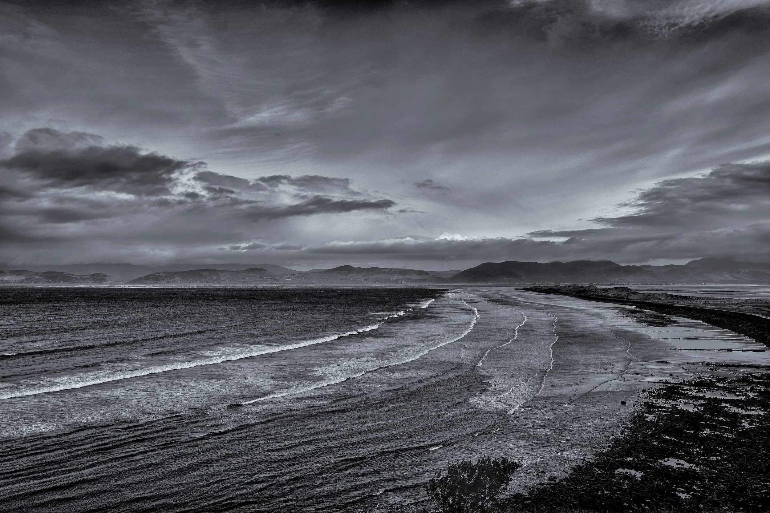   Rossbeigh Beach   / LFI “Coast Line“ Selection / An endless strand mirroring the clouds in Glenbeigh, reaching out to the Dingle Peninsula / Ring of Kerry, 2021   KYI-005