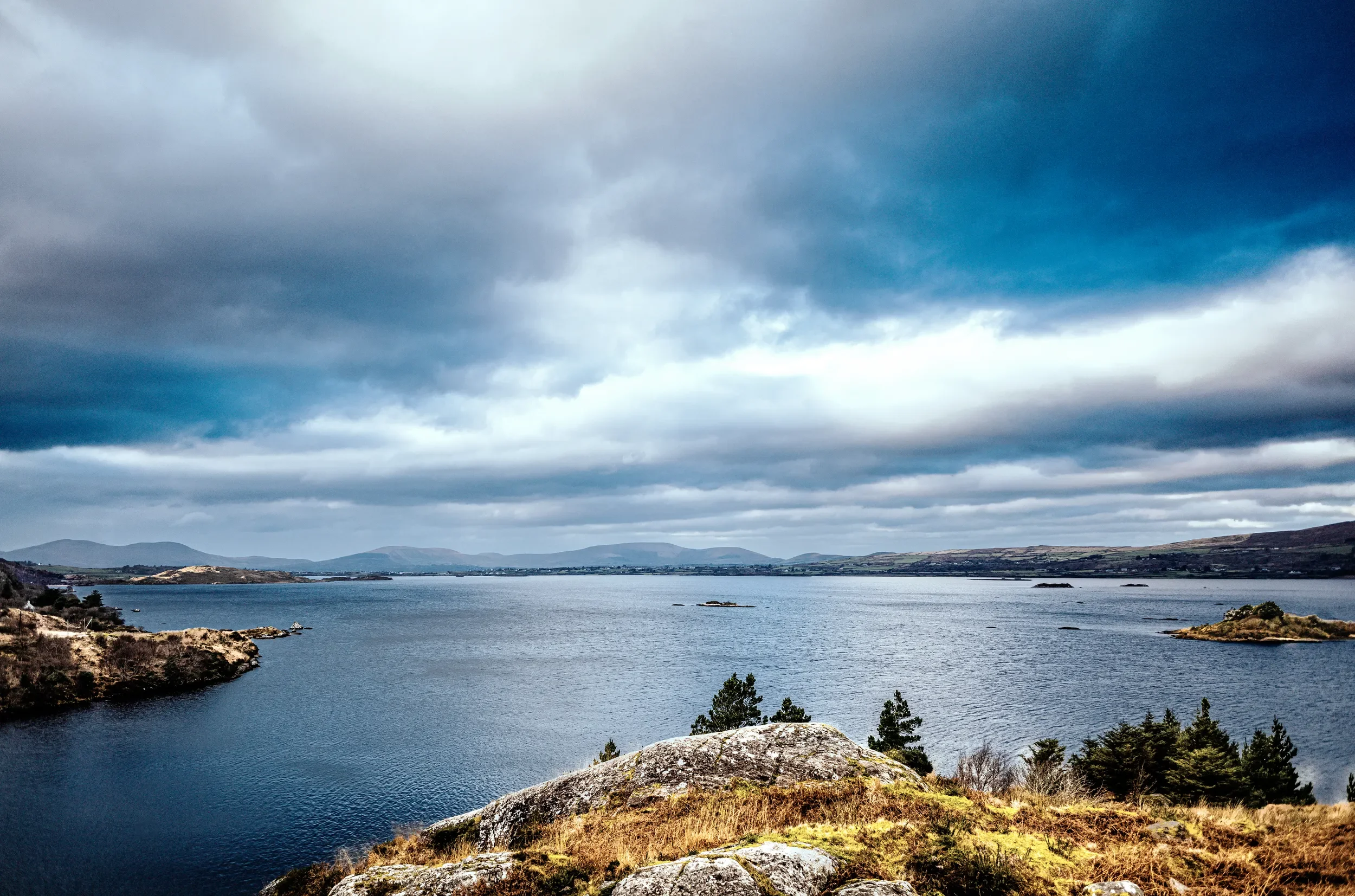   Water Ripples   / Lough Currane near Waterville, the water stirring beneath gathering clouds / Skellig Ring, 2026   KYI-045