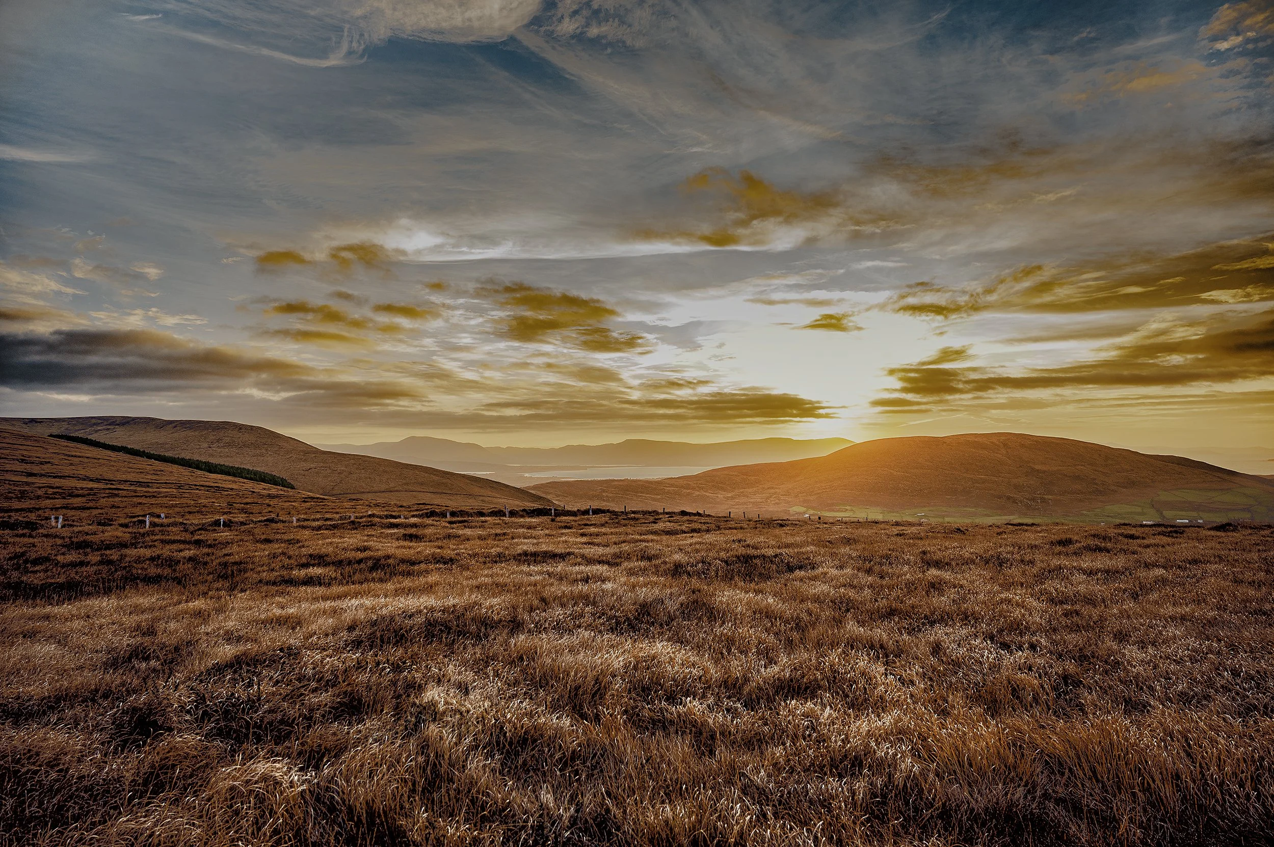   Coomanaspig Sunrise   / Morning light unfolding across Coomanaspig towards Waterville / Skellig Ring, 2021   KYI-054