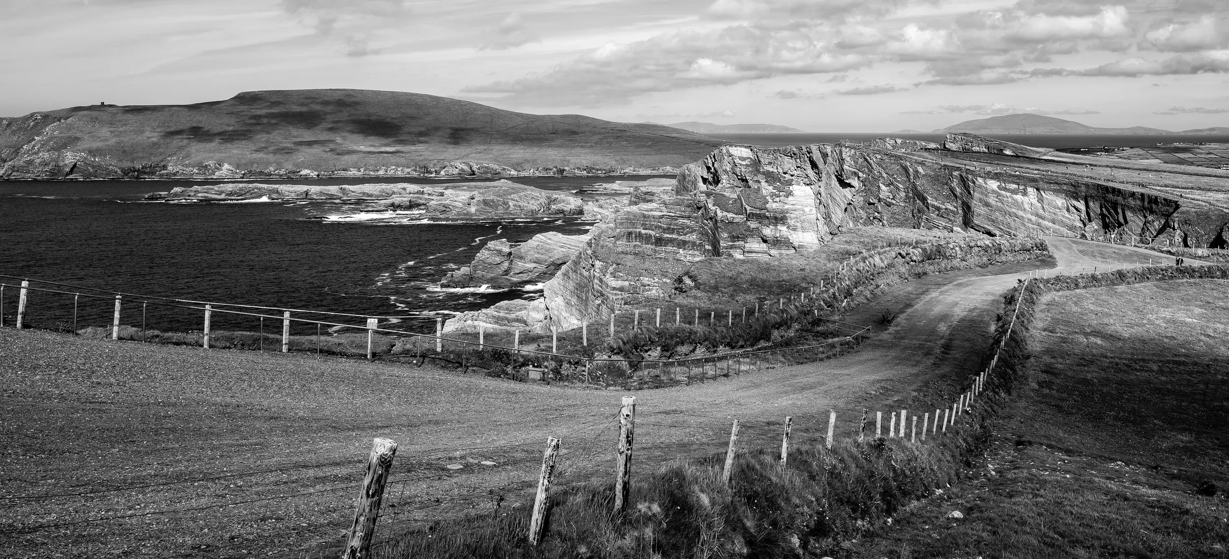   Kerry Cliffs   / LFI "Coast Line" Selection / Dramatic sea cliffs rising above the Atlantic near Portmagee / Skellig Ring, 2022   KYI-006
