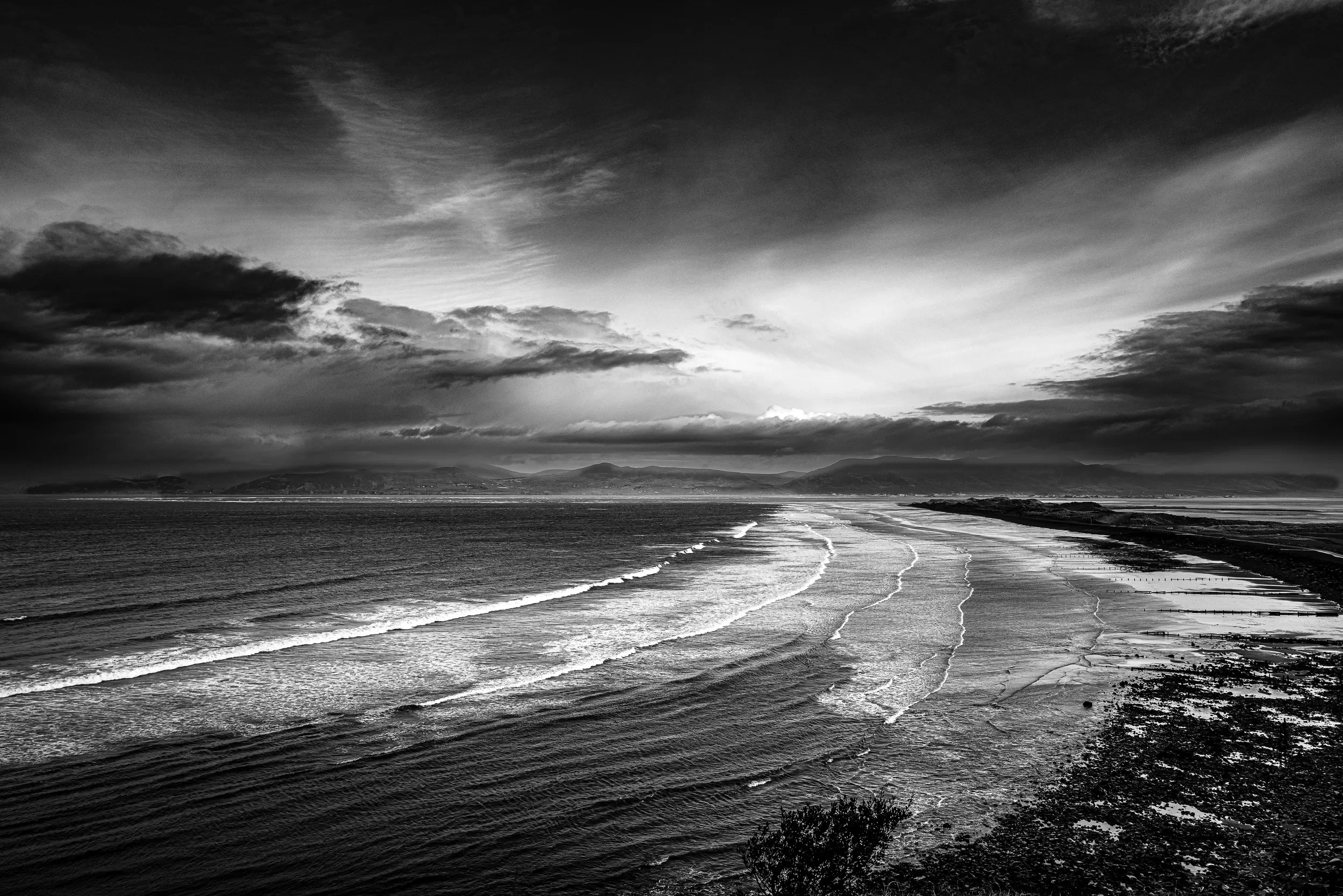   Rossbeigh Beach   / “Coast Line“ Selection / An endless strand mirroring the clouds in Glenbeigh, reaching out to the Dingle Peninsula / Ring of Kerry, 2021   KYI-005