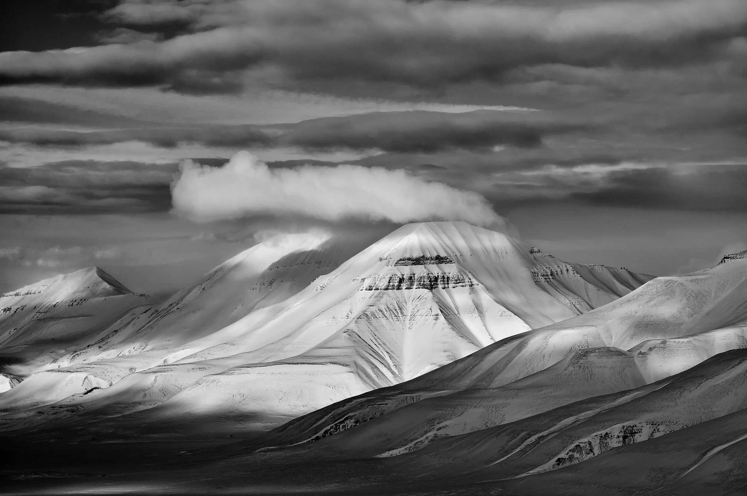   Artic Wonderland   / “Landscape“ Selection / Adventdalen, a vast glacial valley stretching from Longyearbyen into the Arctic wilderness of Svalbard / Svalbard, 2025   NOR-002