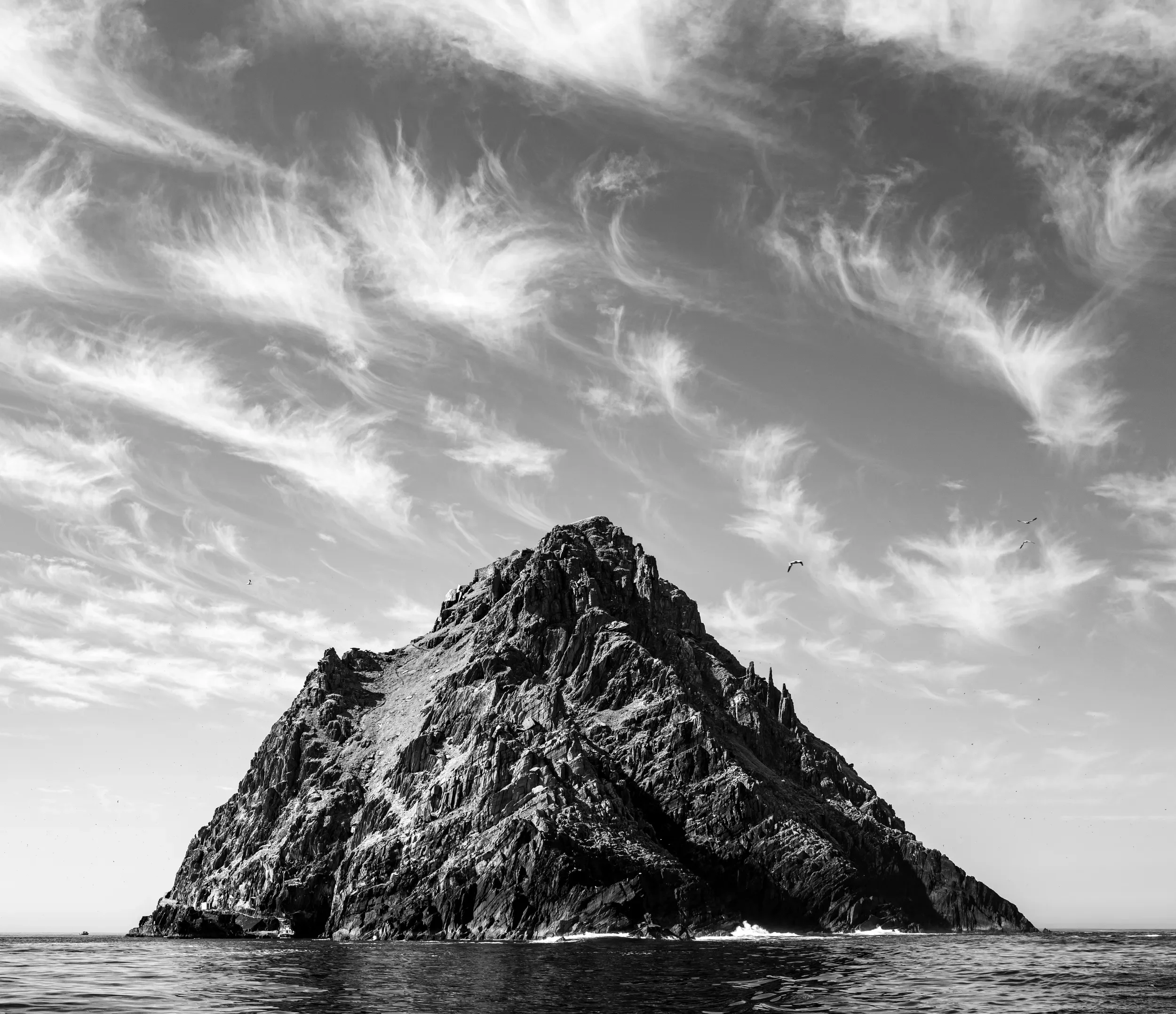   Skellig Michael   / A few metres further, an entirely different face of the island / Skellig Ring, 2021   KYI-012