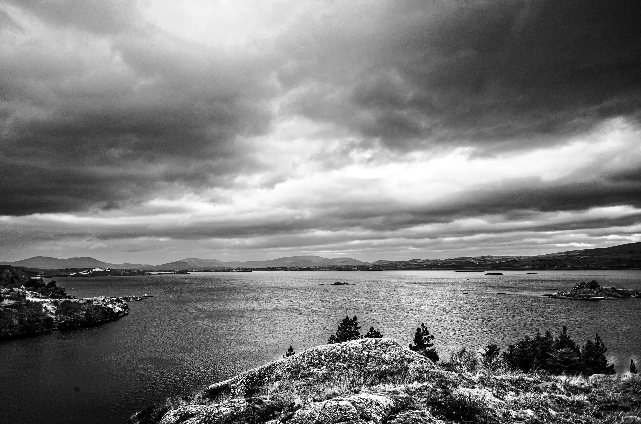   Water Ripples   / Lough Currane near Waterville, the water stirring beneath gathering clouds / Skellig Ring, 2026   KYI-044