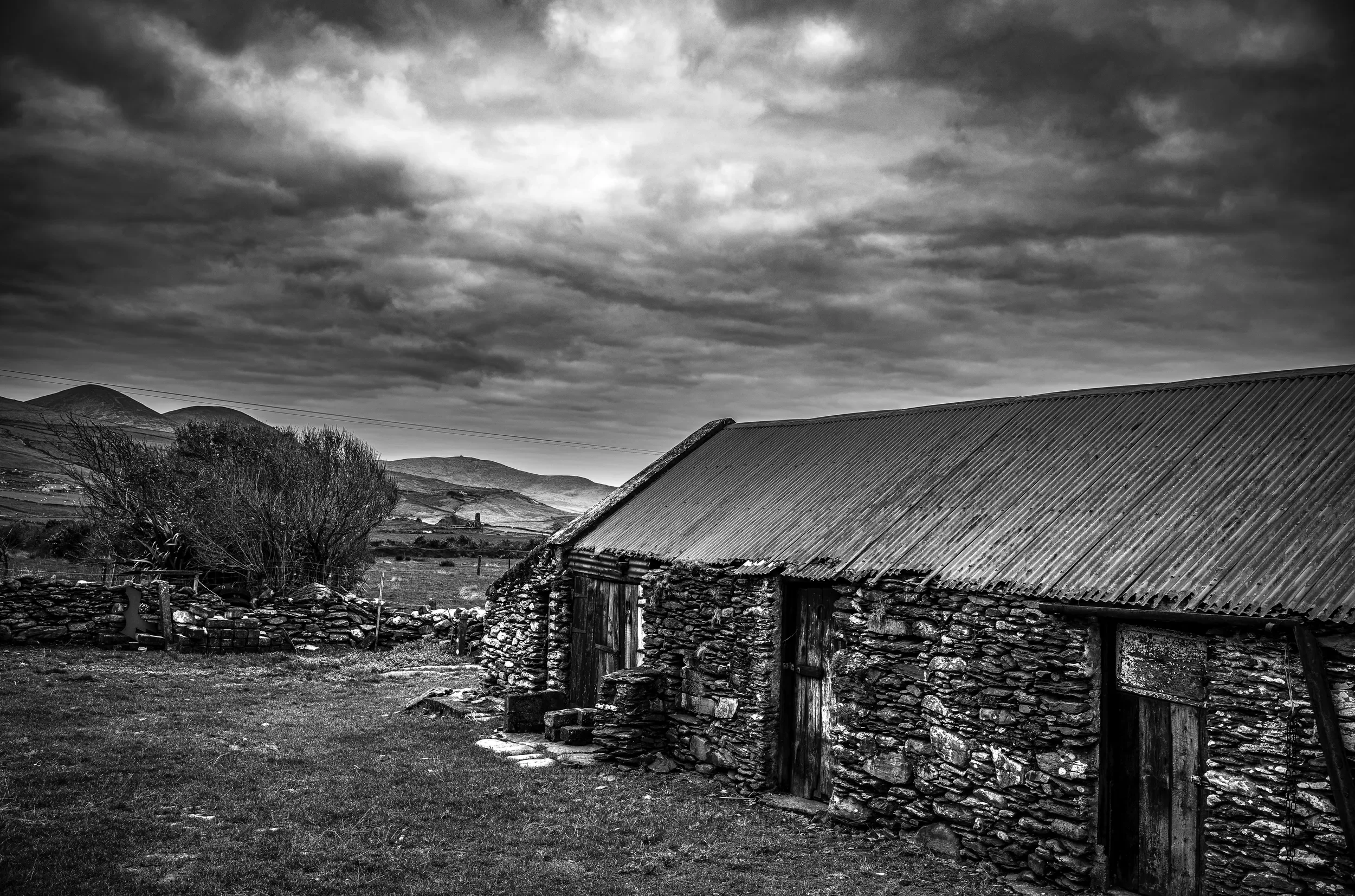   Farmhouse   / One of many weathered sheds – a silent witness overlooking St. Finian’s Bay / Skellig Ring, 2023   KYI-060