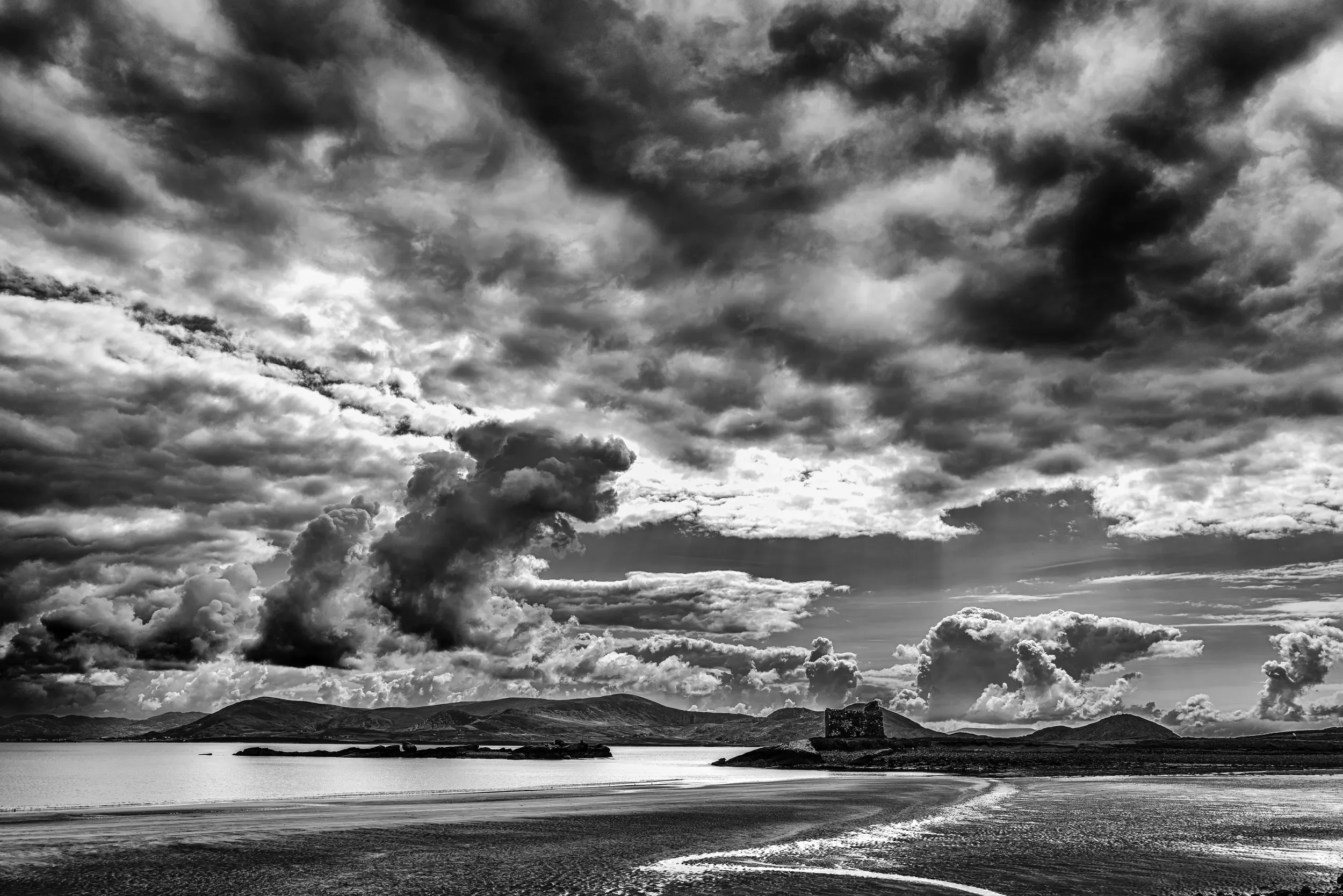   Cloud Castle   / “Coast Line“ Selection / The sweeping bay and the ruins of McCarthy Mór Castle / Skellig Ring, 2021   KYI-004
