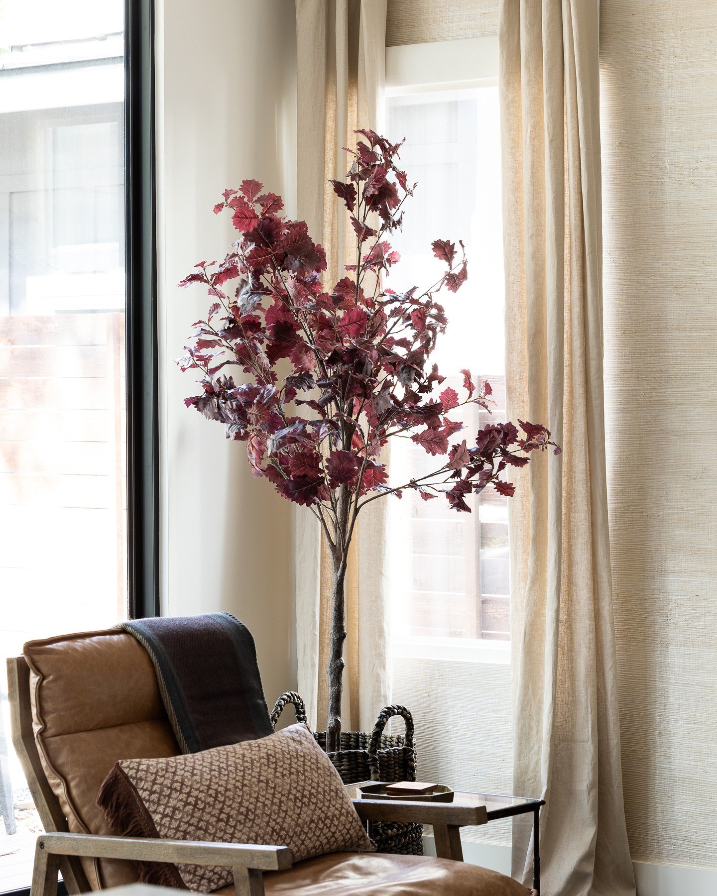 Someone let the Texas weather know that it is officially Fall 🍁

.

. Design by @jsdwellings 

. Photo by @laurenloganphotography 

. Styling by @jocostyling

.

.
#jsdwellings #homedecor #cozyhome #homeinspo #interiorswelove #moodyinteriors #fallho