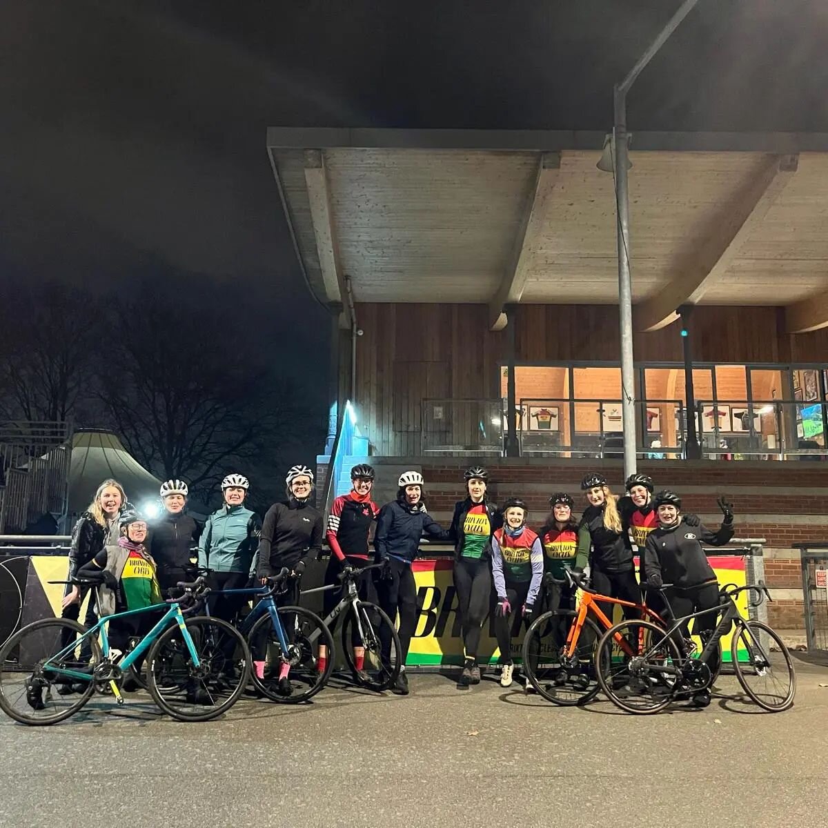 Big turnout for our Women and Non-Binary coached paceline session yesterday at Herne Hill Velodrome in celebration of International Women's Day
Thank you to @rodothea for coaching us @hernehillvelodrome
#internationalwomensday #iwd #womencycling #wom