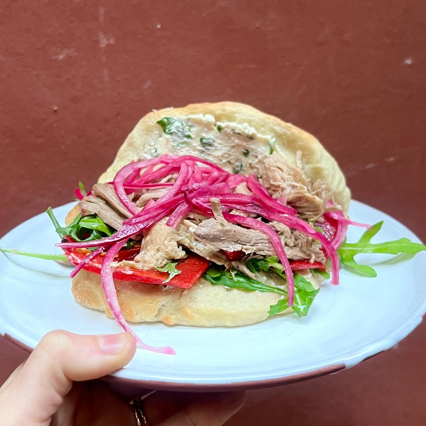 New sandwich special:
Homemade flatbread with slow cooked pulled lamb, roaster red bell peppers, whipped feta &amp; pickled red onions

&bull;&bull;&bull;

Des d&rsquo;avui nou entrep&agrave;! 
Pa de pita casol&agrave; amb xai cuit a baixa temperatur