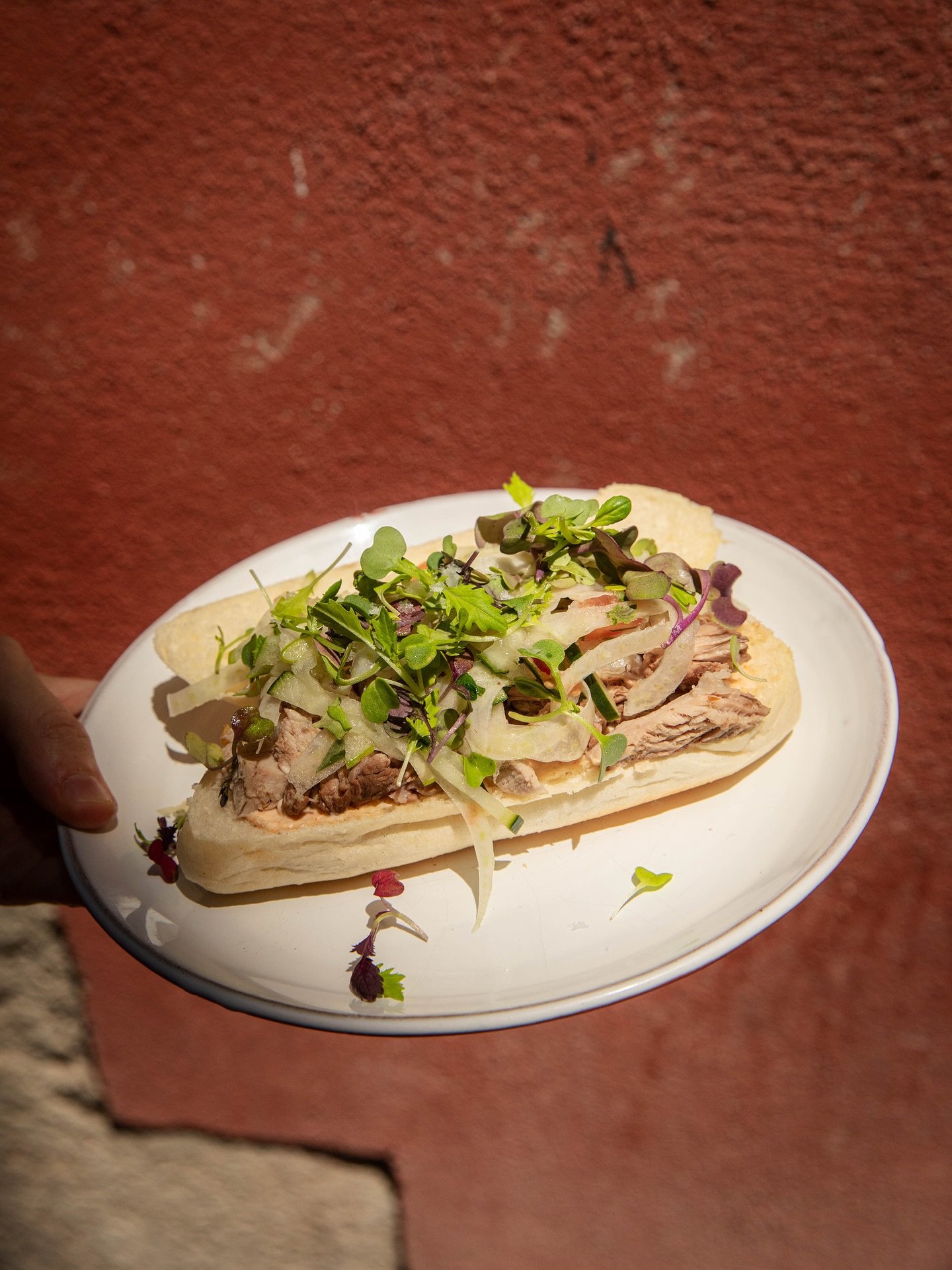 If you haven&rsquo;t seen it yet.. we&rsquo;ve updated our sandwich. Pulled pork which has been &lsquo;sous vide&rsquo; for over 7 hours with a crispy fennel and Granny Smith salad on top of a soft Vienna bread bun.

&bull;&bull;&bull;

Si encara no 