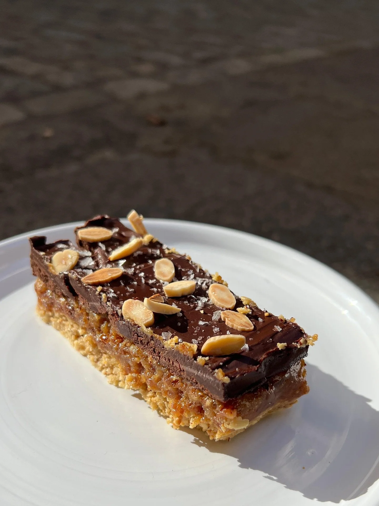 Homemade vegan &amp; gluten free slice available again ✌🏼😍

&lsquo;Slice&rsquo; fet a casa; veg&agrave; i sense gluten 😋🤤

#veganandglutenfree #homebakedgoods #idlehandsgirona @gironaglutenfree