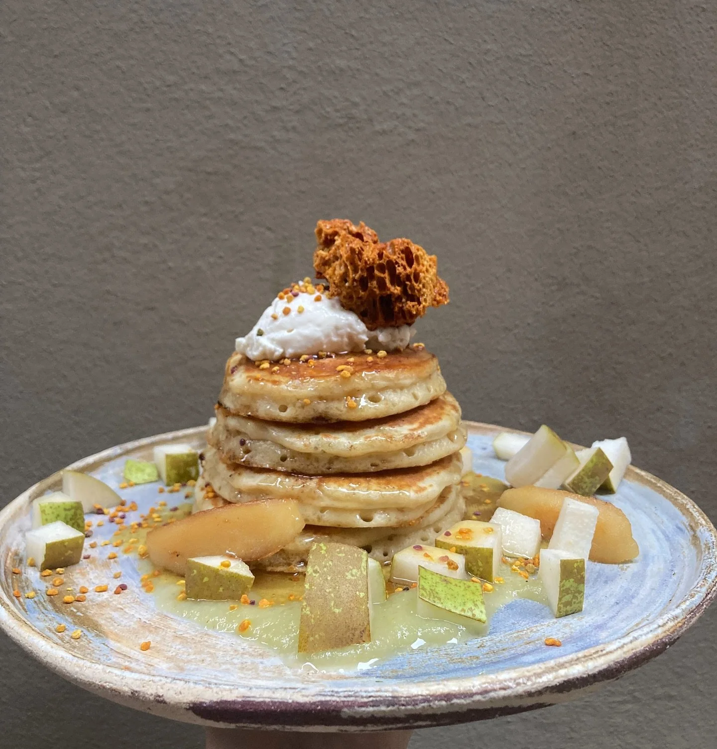 New pancakes!! 🥞🍎🍐
with poached apple and fresh pear, apple &amp; pear sauce, home made honeycomb a chai infused chantilly and locally farmed honey &amp; pollen by @abellaires_empordanesos 🐝🍯 Come and try them! 😜

&bull;&bull;&bull;

Nou pancak