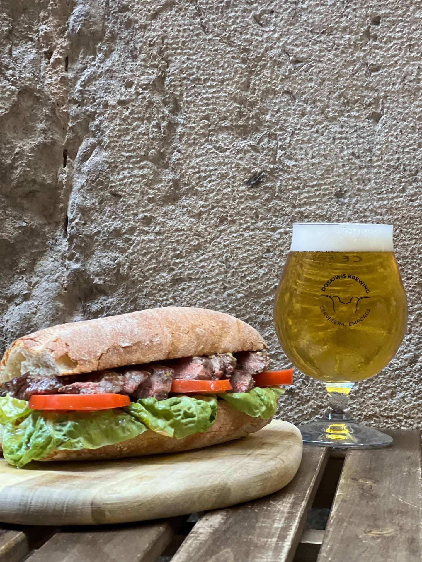 Nou entrep&agrave;!
Entrep&agrave; de bistec amb mostassa i rave picant, chimichurri, tom&agrave;quet i enciam gem sobre pa de vidre

&bull;&bull;&bull;

New sandwich:
Steak sandwich with mustard and horseradish, chimmichurri, tomato &amp; gem lettuc
