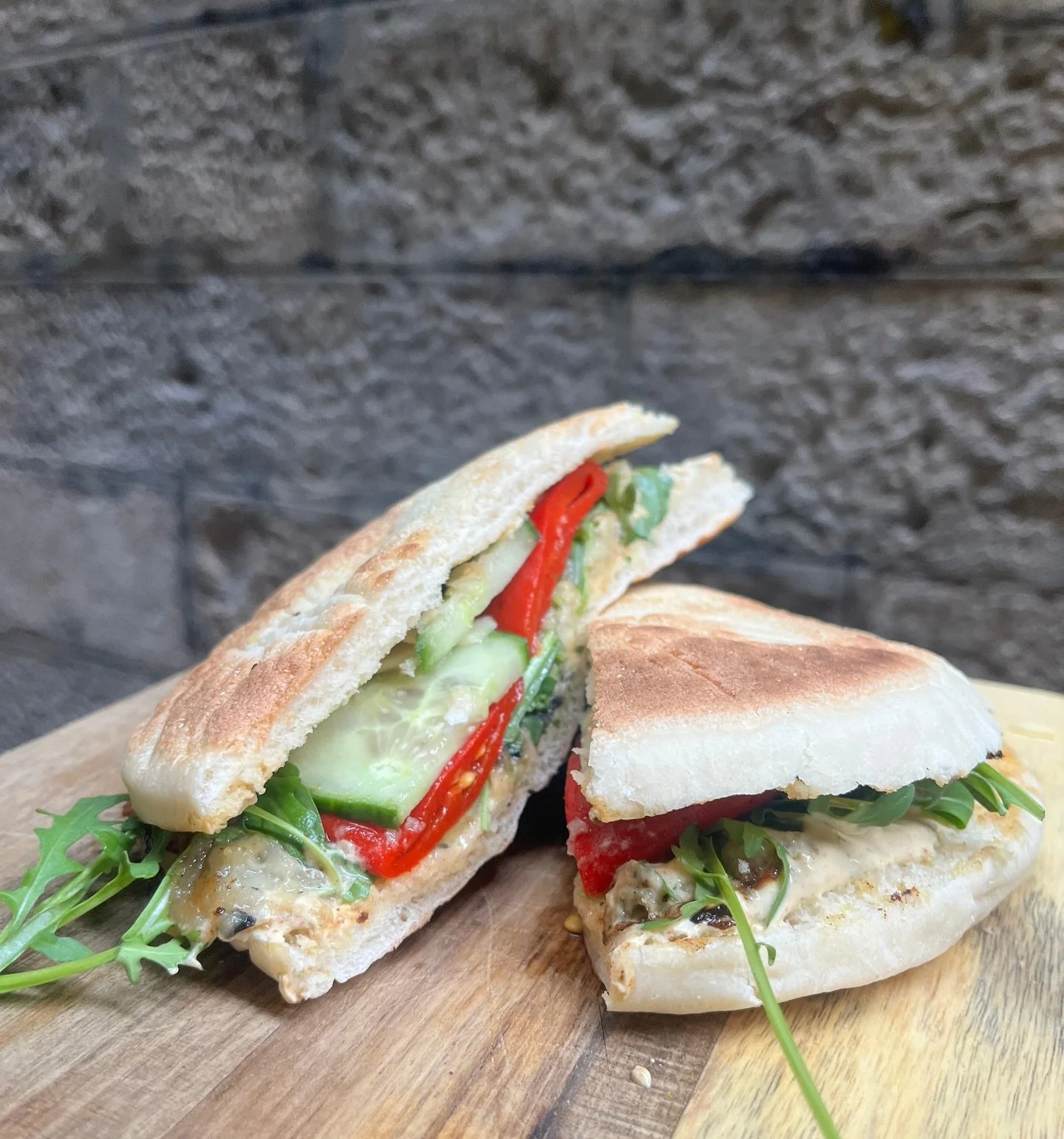New special: Pit bread stuffed with herby ricotta, smoked aubergine, red peppers, pickled cucumber, rocket &amp; toasted almonds 🍆🥒🥙🌿

&bull;&bull;&bull;

Nova especialitat: Pa de pita amb ricotta i herbes, alberg&iacute;nia fumada, pebrots verme