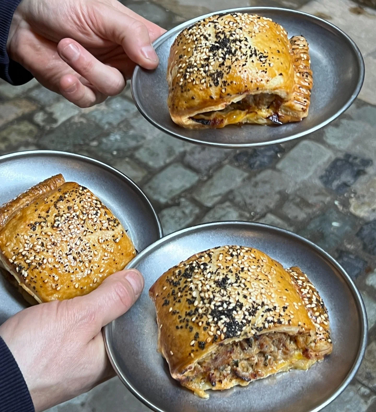 Home made sausage rolls! Served with squash puree &amp; home made brown sauce 😝🔥

&bull;&bull;&bull;

Rotlle de salsitxa casol&agrave; amb pur&eacute; de carbassa i salsa marr&oacute; casola 😍😜

#homemadesausagerolls #bestlunchspot #idlehandsgiro