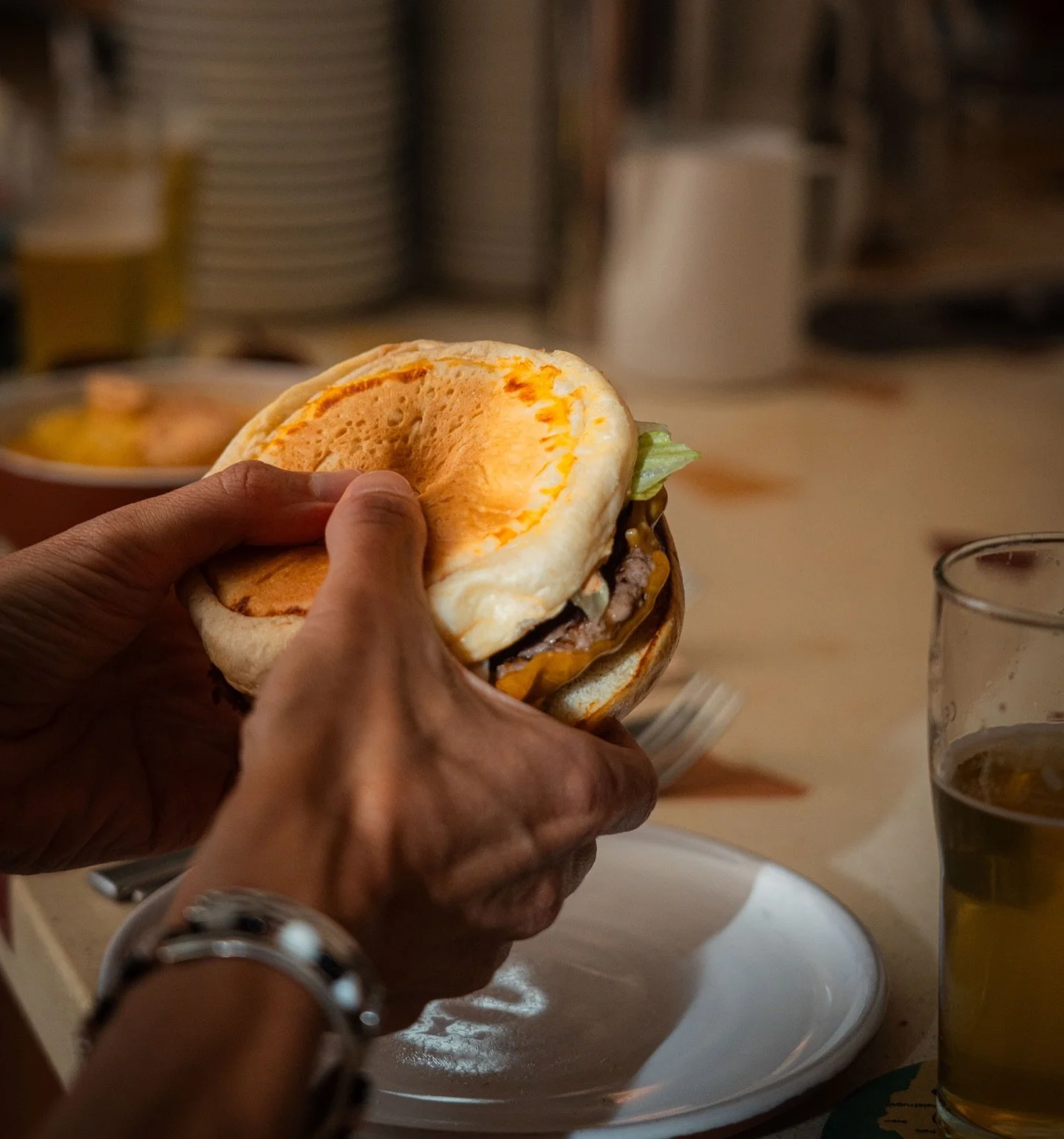 Burger nights are getting busy! Book a table to avoid missing out. 🍔🍻

&bull;&bull;&bull;

Les nits de hamburgueses cada cop estan m&eacute;s animades! Reserva la teva taula per no quedar-te&rsquo;n fora.

#fridayandsaturday #idlehandsgirona #smash