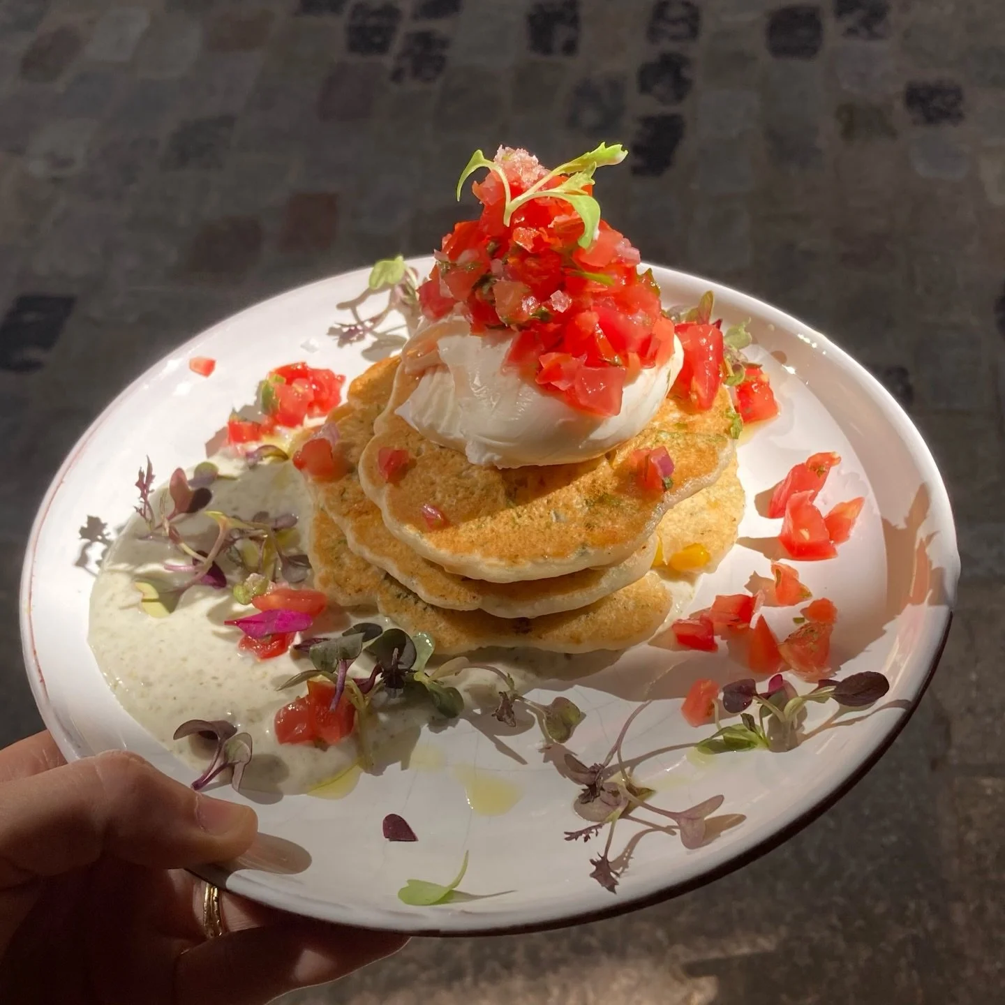 Herby corn fritters with pico de gallo and jalape&ntilde;o yoghurt ☺️😍

&bull;&bull;&bull;

Fritters de blat de moro i herbes amb pico de gallo i iogurt de jalape&ntilde;o

#bonapinta #idlehandsgirona #healthybreakfastideas❤️