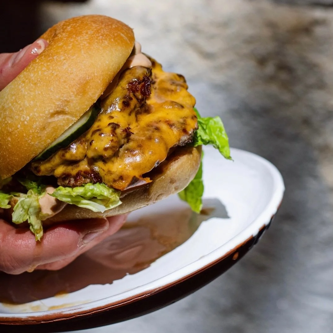 Per a la gent del darrere... 📣Cada divendres i dissabte a la nit fem hamburgueses! 😜❣️🍔🍷

&bull;&bull;&bull;

For the people in the back.. 📣 Every Friday &amp;!Saturday night we make burgers! 😜❣️🍔🍷