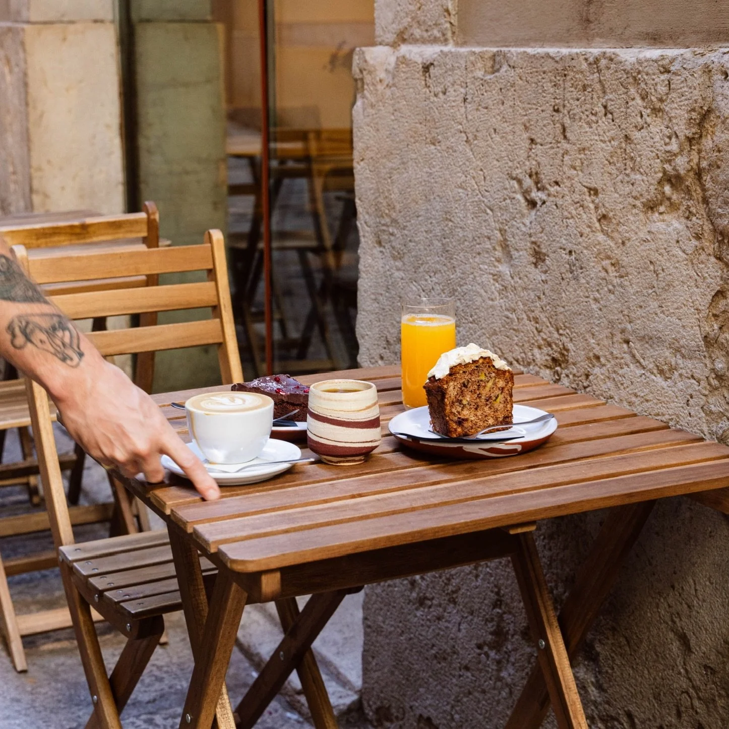 Dol&ccedil; o salat, t&rsquo;ajudem de totes maneres! ✌🏼

&bull;&bull;&bull;

Sweet or savoury, we got you covered! ✌🏼

#bestbreakfastspot #idlehandsgirona #veganoptions #glutenfreeoptions