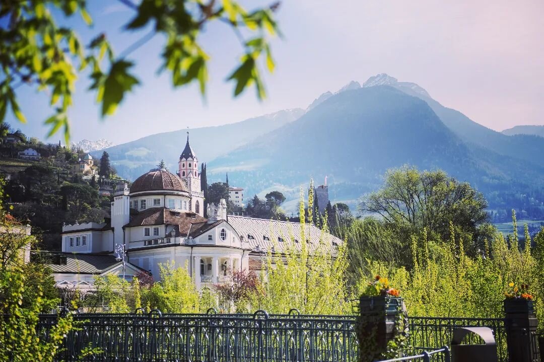 Ad aprile Merano sar&agrave; capitale europea dello Yoga
🌻🌻🌻
A Yoga Meeting troverai le vaste terme, tra le pi&ugrave; belle di Europa, le passeggiate alberate con platani secolari, il canto del fiume Passirio, i portici e gli edifici liberty del 