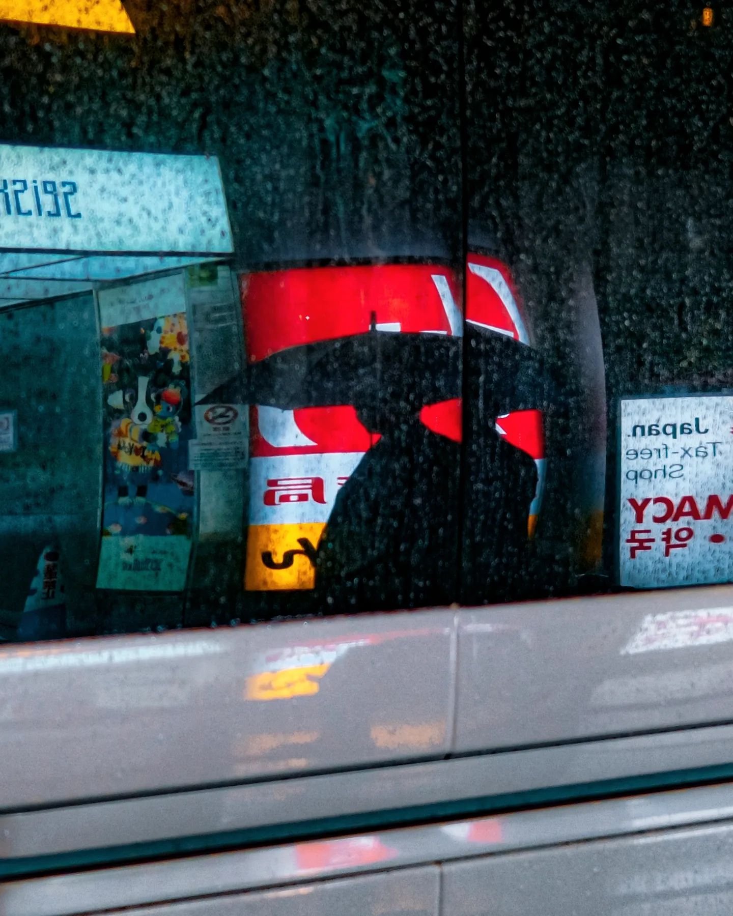 &quot;TOKYO NIGHTS&quot;... 1-5 c/o #X100VI 
Made in Roppongi on what could only be described as a monsoon of an evening ☔️. 
Let me know below if you've got a favourite 🤝🏽 

#Tokyo #streetphotography #lowlight #fujifilm_xseries  #X1006

Made with 