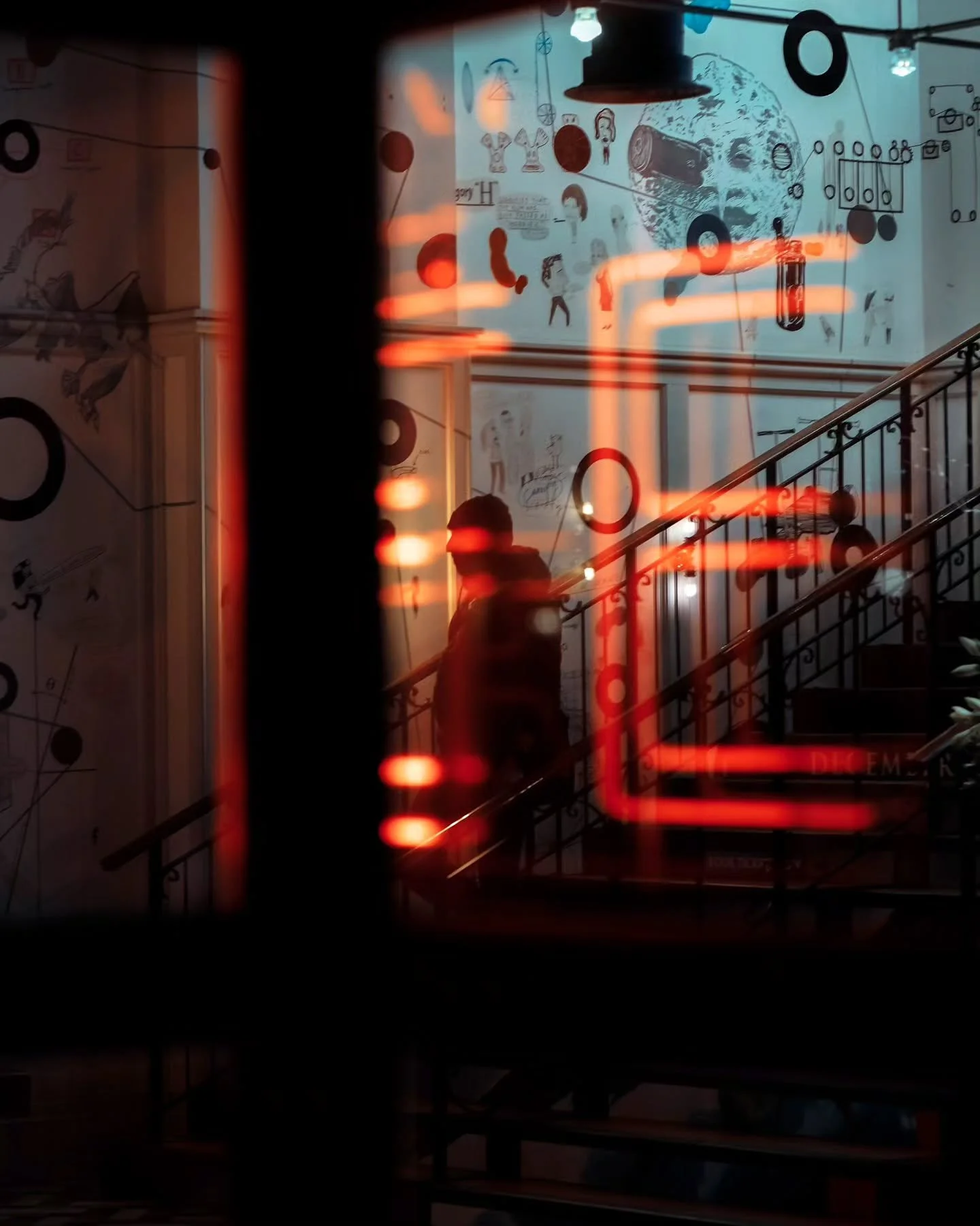 "LOW LIGHT LONDON"... 1-7? It's non stop rain outside, meaning tonight's workshop is going to be a good one. ☔️👌🏽📷
#streetphotography #london #fujifilm