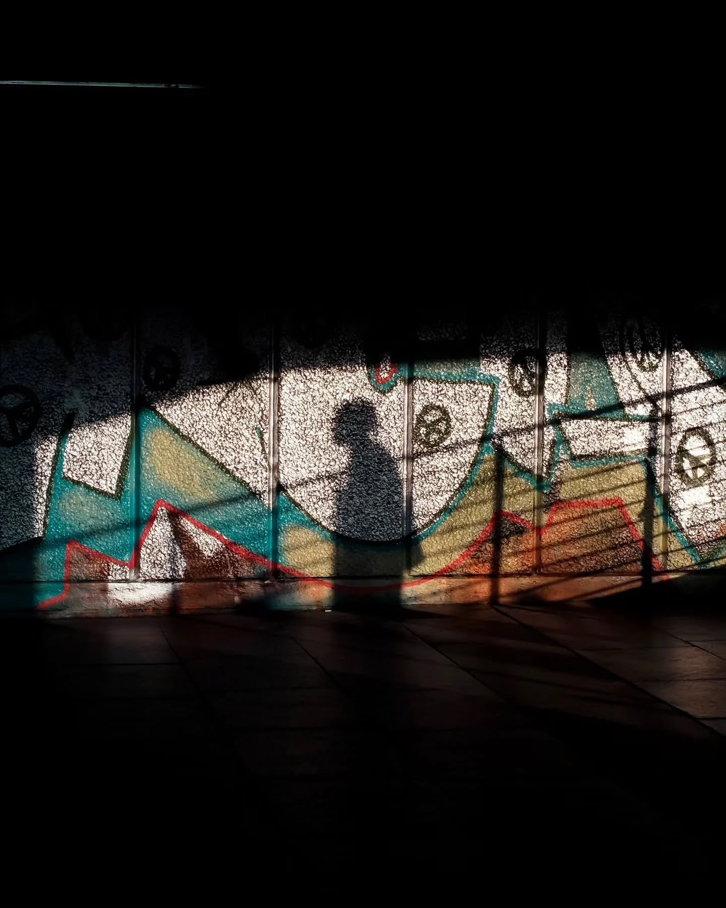 "SUN'S OUT"... 1-8? ☀️
#london #streetphotography #fujifilm