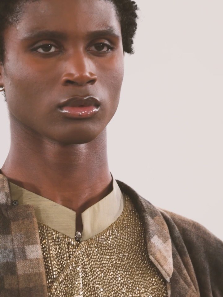 Layering with different textures is LUX.

Look 68 &mdash;
Inside layer: a golden beaded &aacute;o d&agrave;i ngũ th&acirc;n &mdash; dripping in liquid gold. Outer layer: a pixelated wool &aacute;o d&agrave;i ngũ th&acirc;n, worn as a coat. Finished w