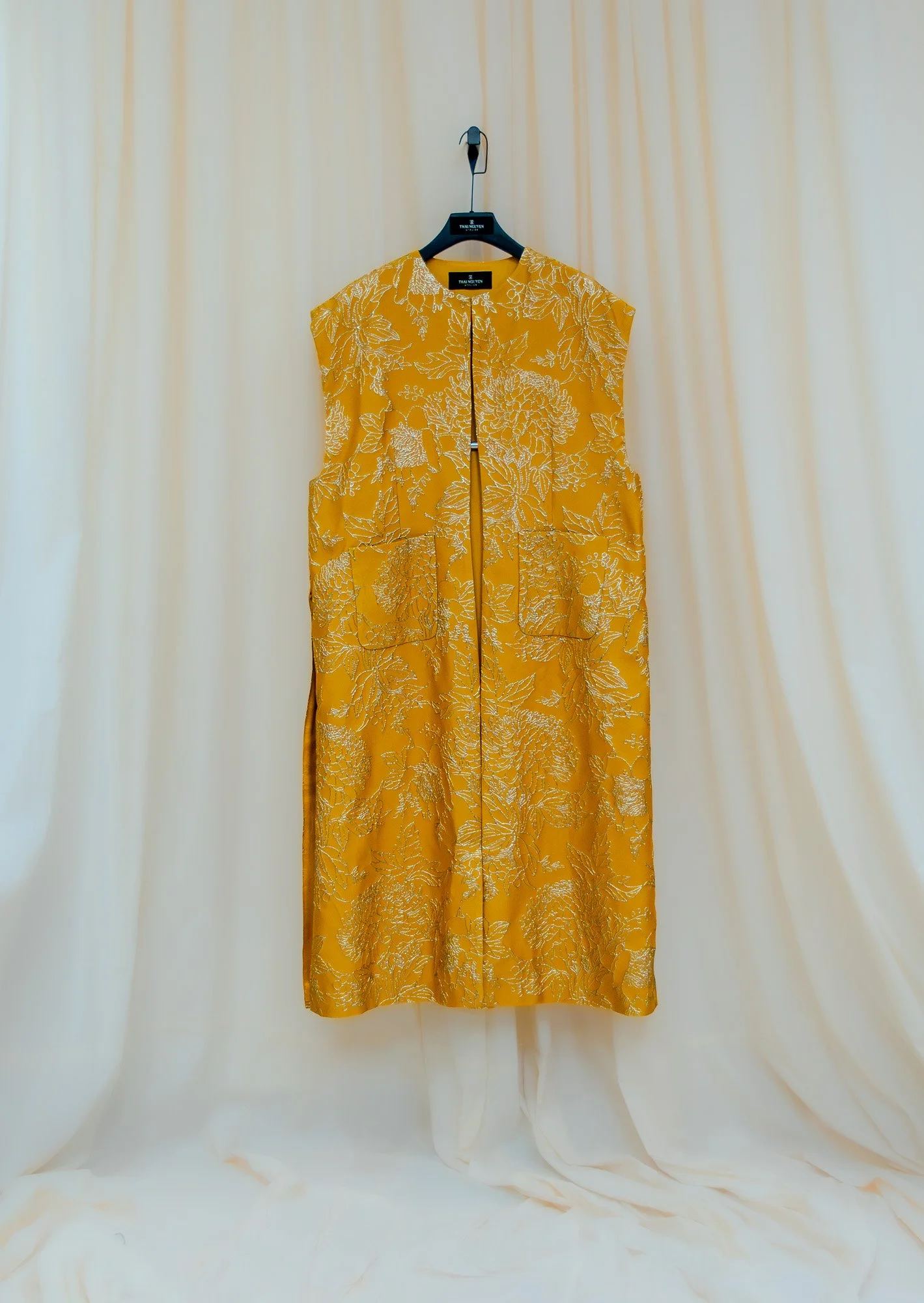 One-of-a-kind - Non-gendered - One-Size - Cropped Sleeves Áo Tứ Thân - Gold Metallic Gold Chrysanthemum Silk Brocade