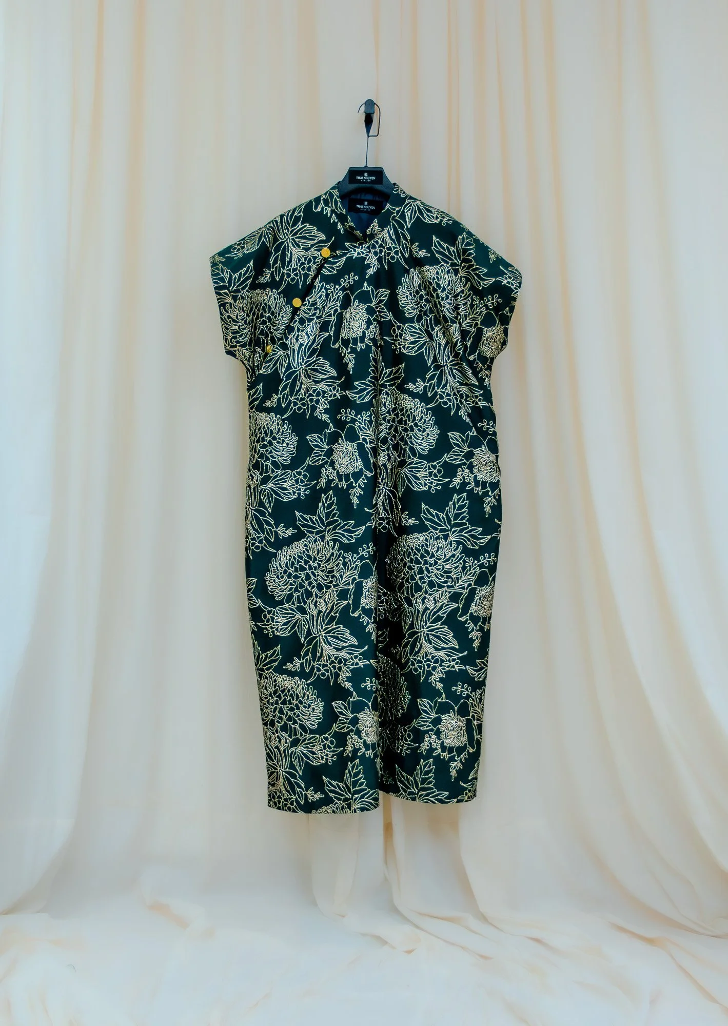 One-of-a-kind - Non-gendered - One-Size - Cropped Sleeves Áo Dài Ngũ Thân - Emerald Green Metallic Chrysanthemum Silk Brocade