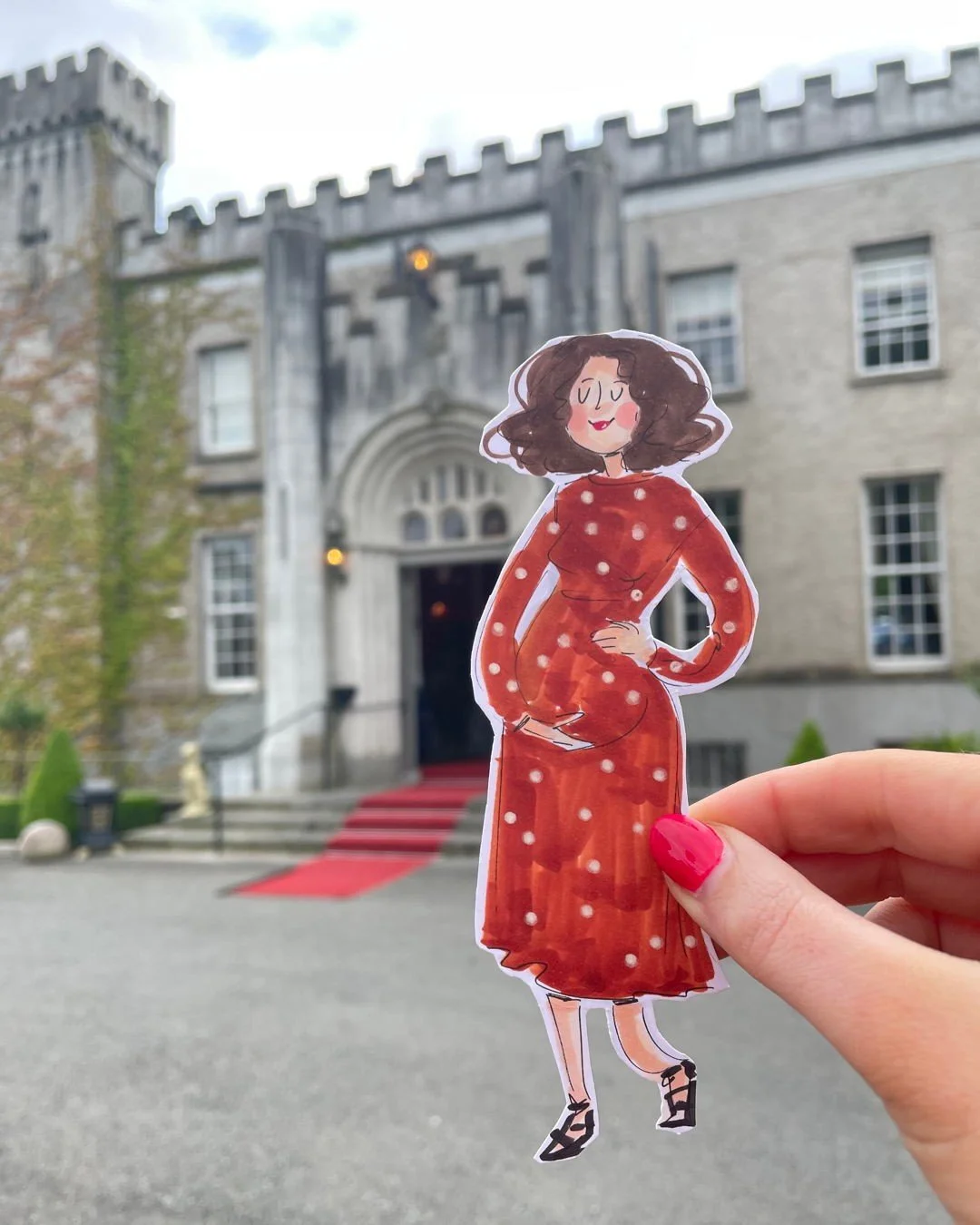 From castles to beaches ➡️ these are some of my favourite paper dolls from over the years 🌿🏰🏖️ I&rsquo;ve some from our Caribbean elopement&hellip;...aw those were the days!🐚 ✨ 

I usually draw a warm up of myself and what I'm wearing for most ev