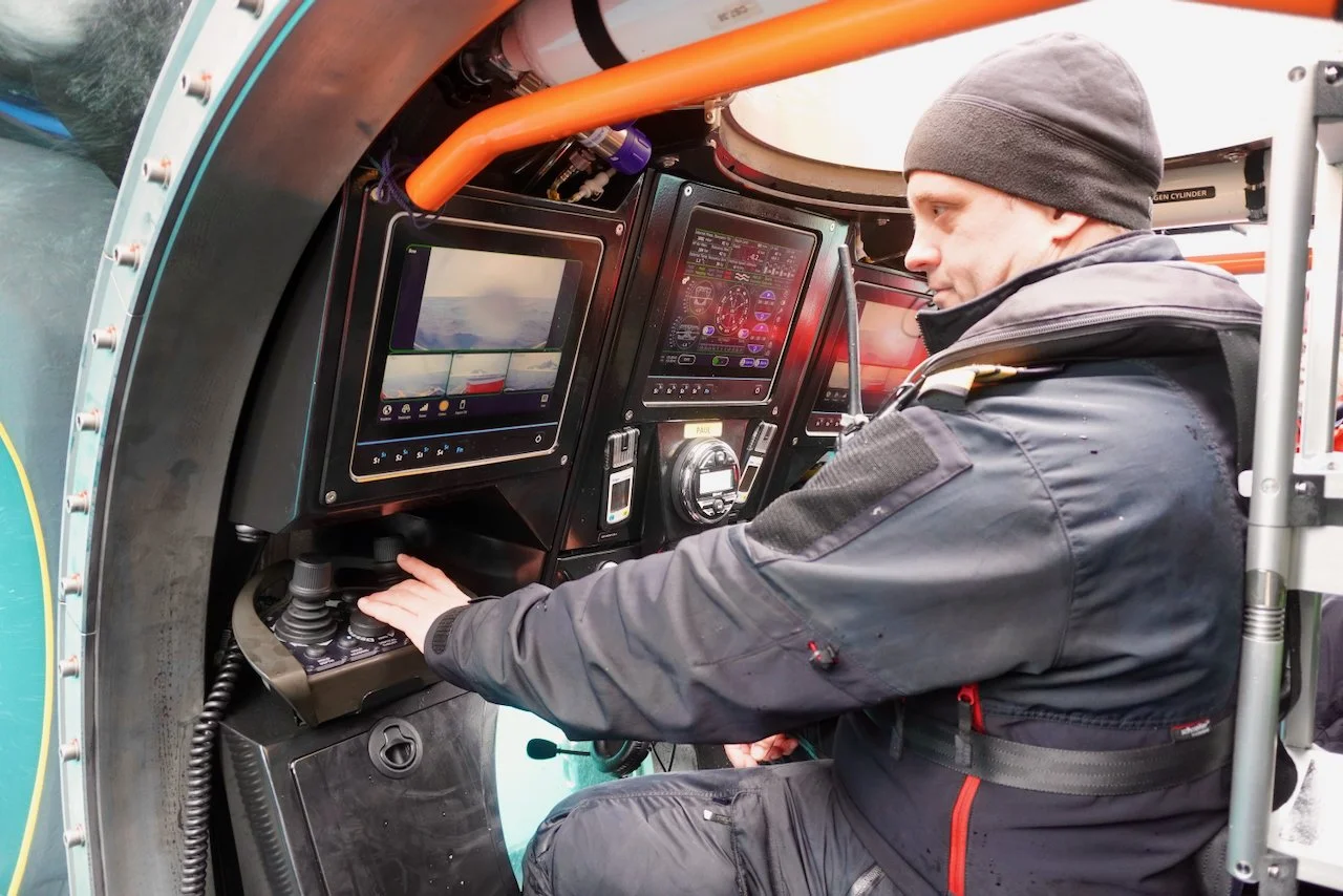 The water was SUPER choppy, but we were in good hands with our submarine captain, Daniel (forgot his official rank, but he's a big deal and super nice!)