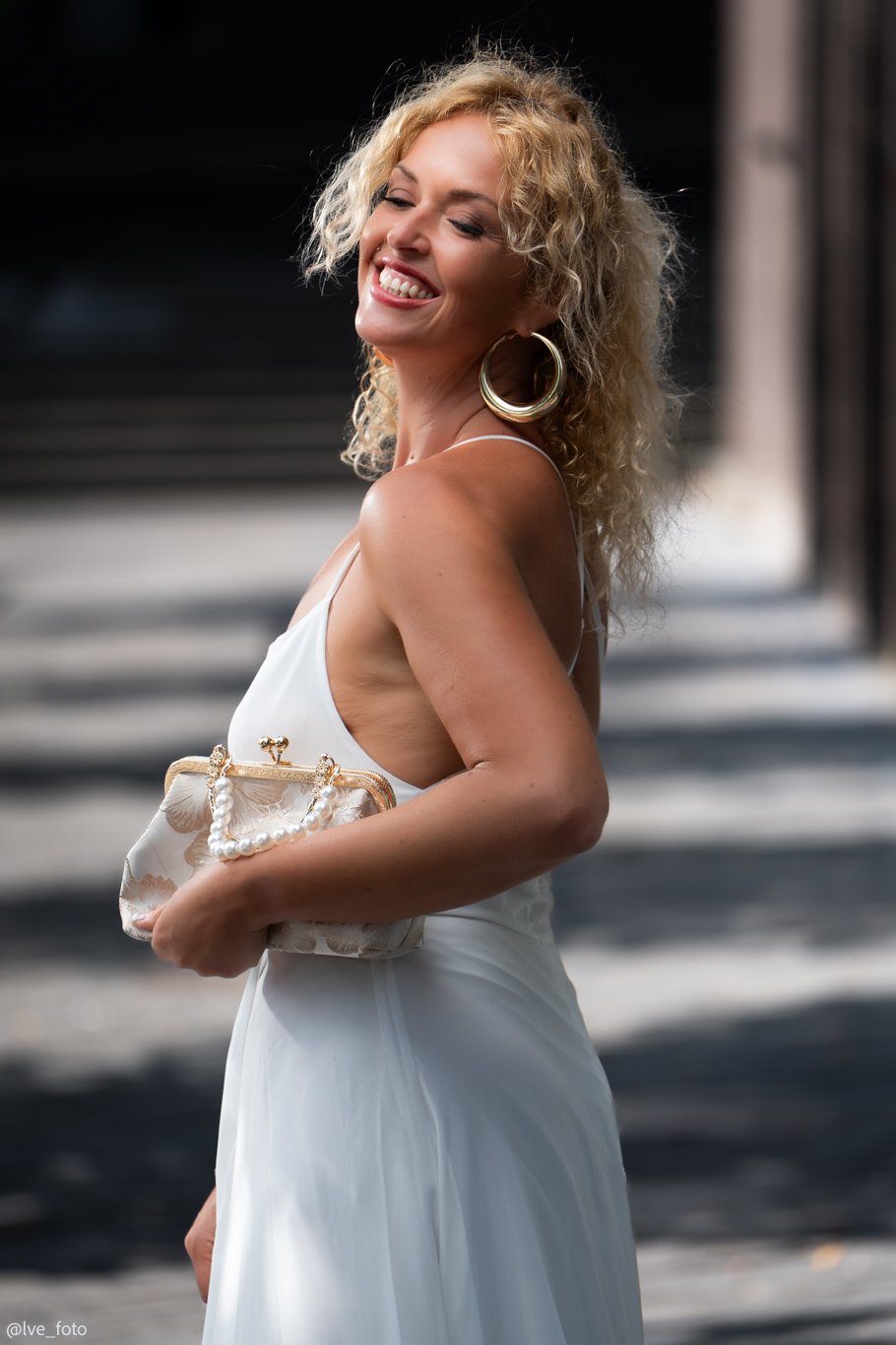 portrait of a blond women in the street