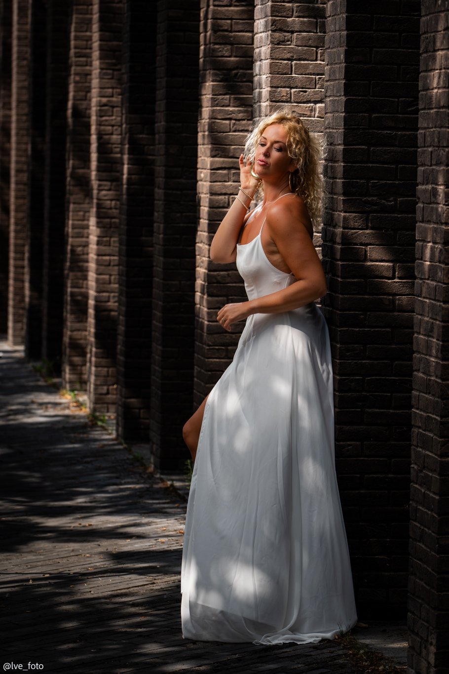 portrait of a blond women in the street