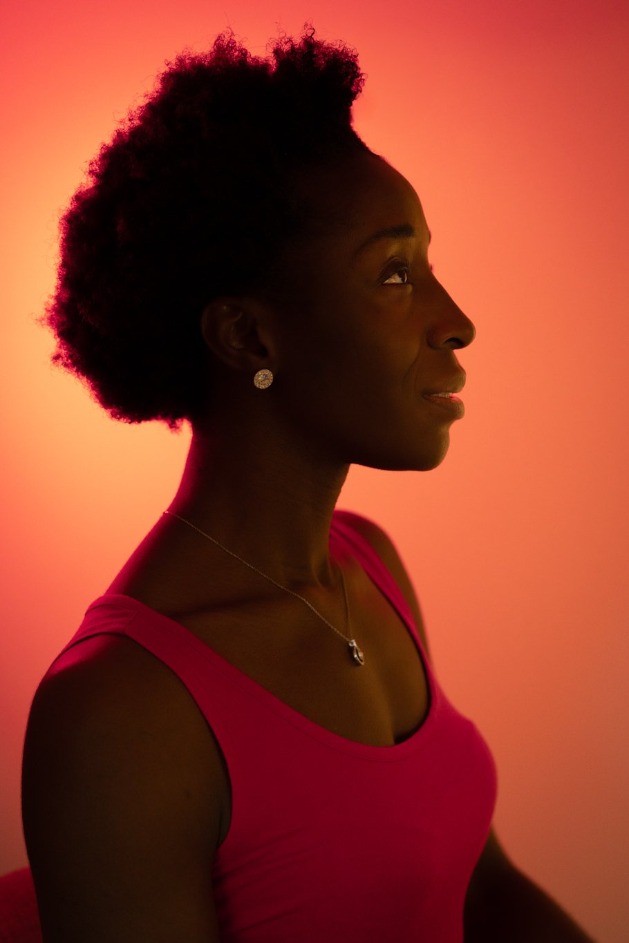portrait "contre jour" afro women with orange color tone