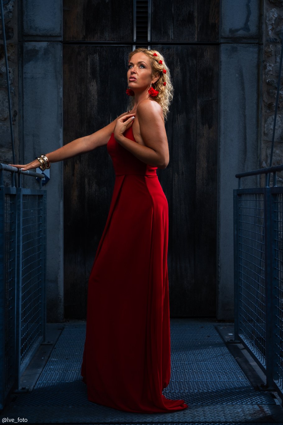 dramatic portrait of a blond women in the night amiance