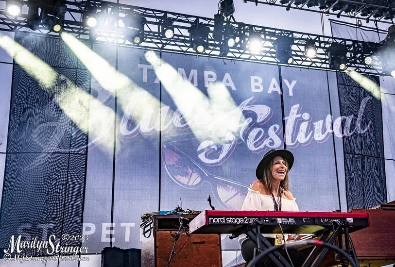 Some fun in the ☀️a few weeks ago at @tampabaybluesfestival 

#tampabaybluesfestival #stpetersburgflorida #bluesmusic #festivalseason #saxophonist #femalemusician #stillthegirlintheband #tommycastro #multiinstrumentalist #bluesguitar #femalesaxophoni